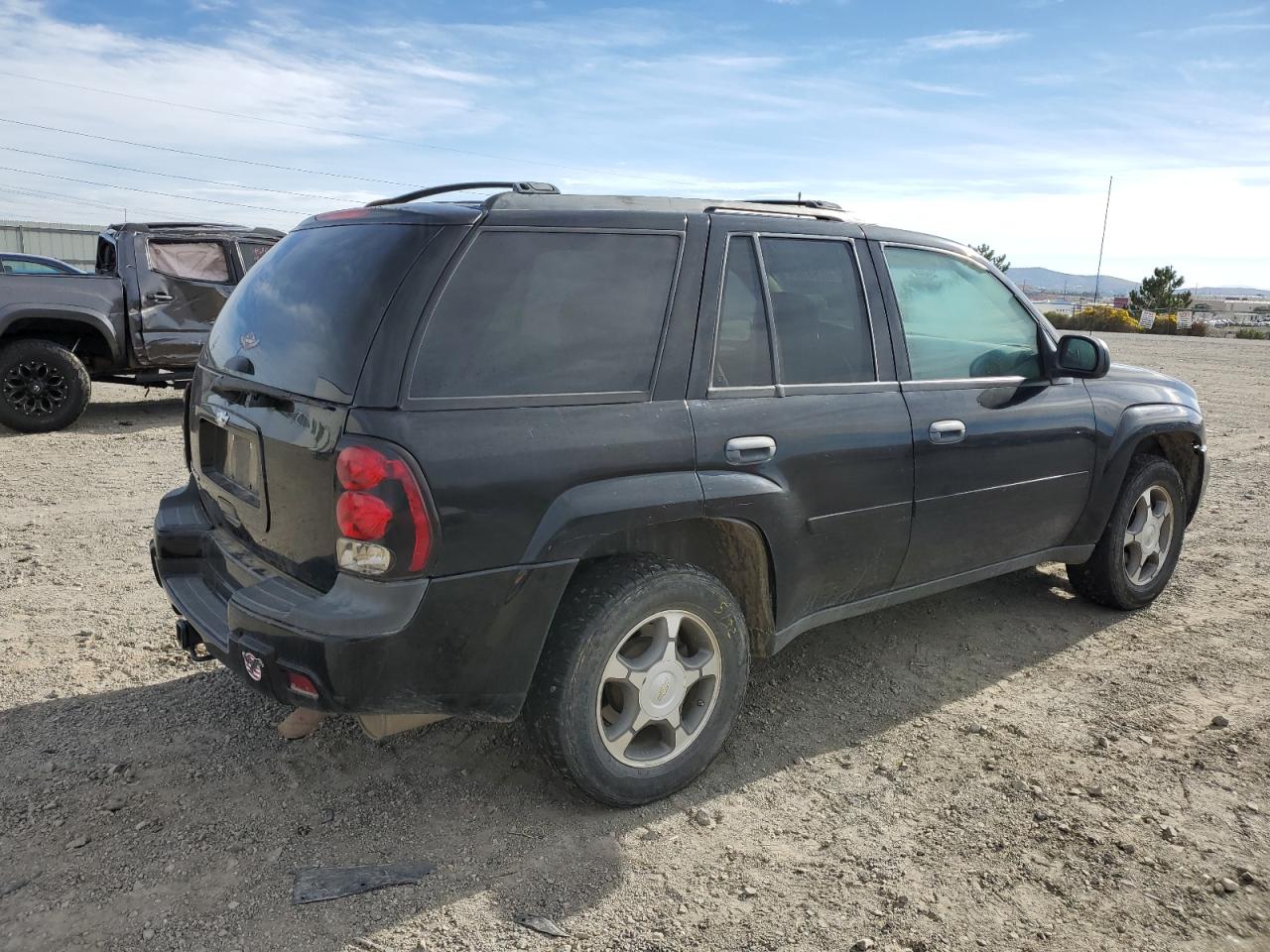 Photo 2 VIN: 1GNDT13S982195390 - CHEVROLET TRAILBLAZER 