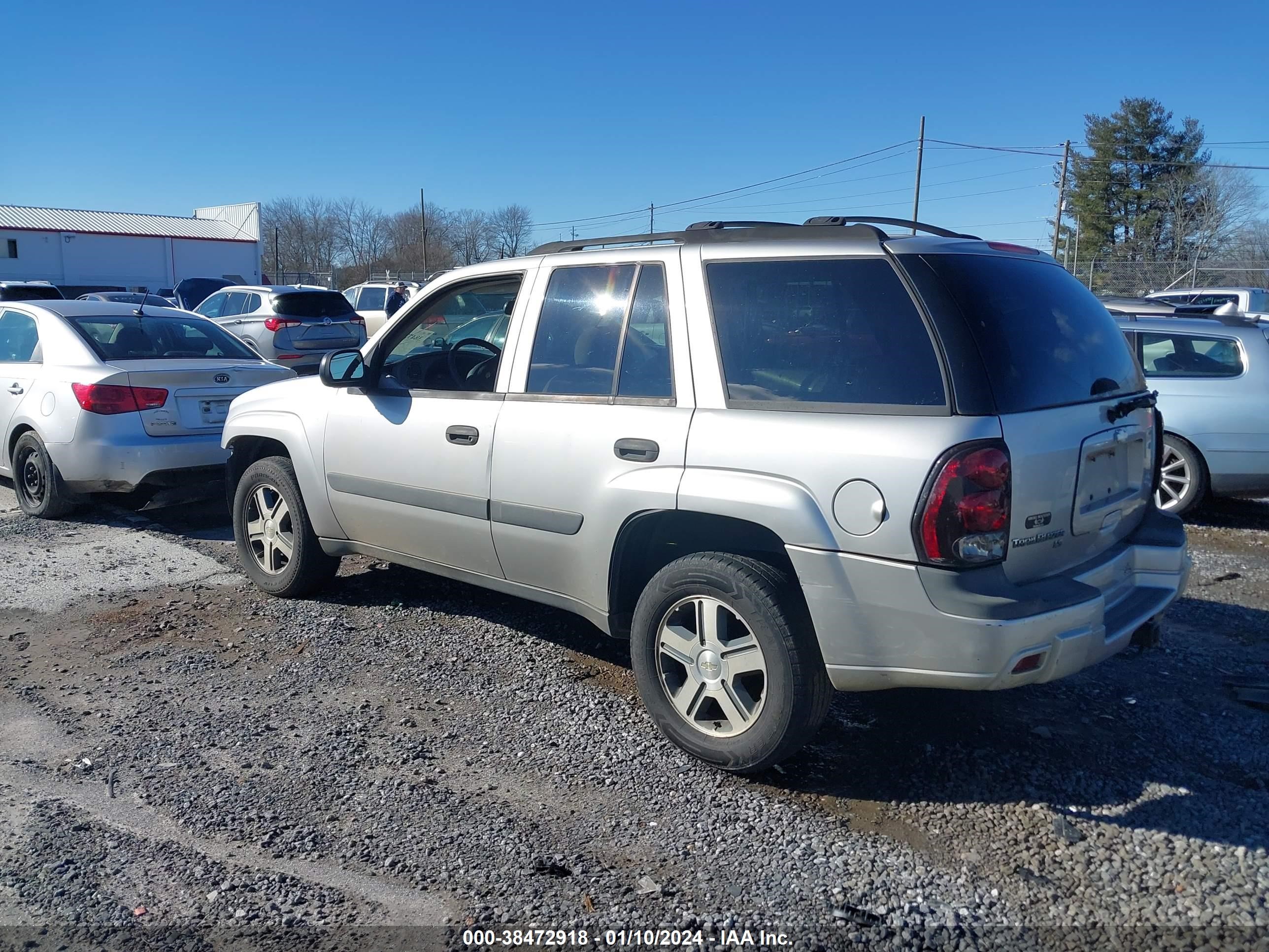 Photo 2 VIN: 1GNDT13SX52285160 - CHEVROLET TRAILBLAZER 