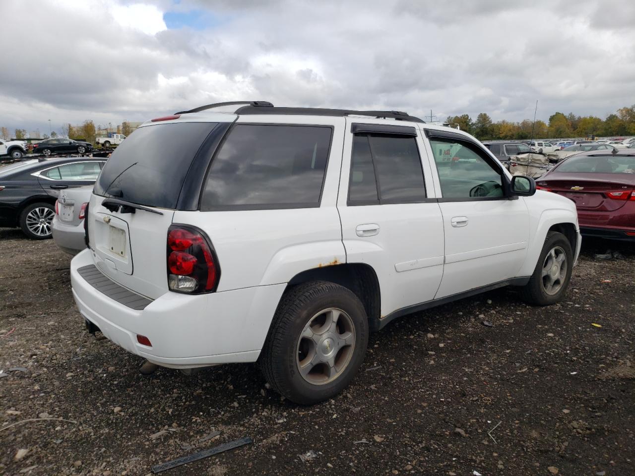 Photo 2 VIN: 1GNDT13SX82113537 - CHEVROLET TRAILBLAZER 