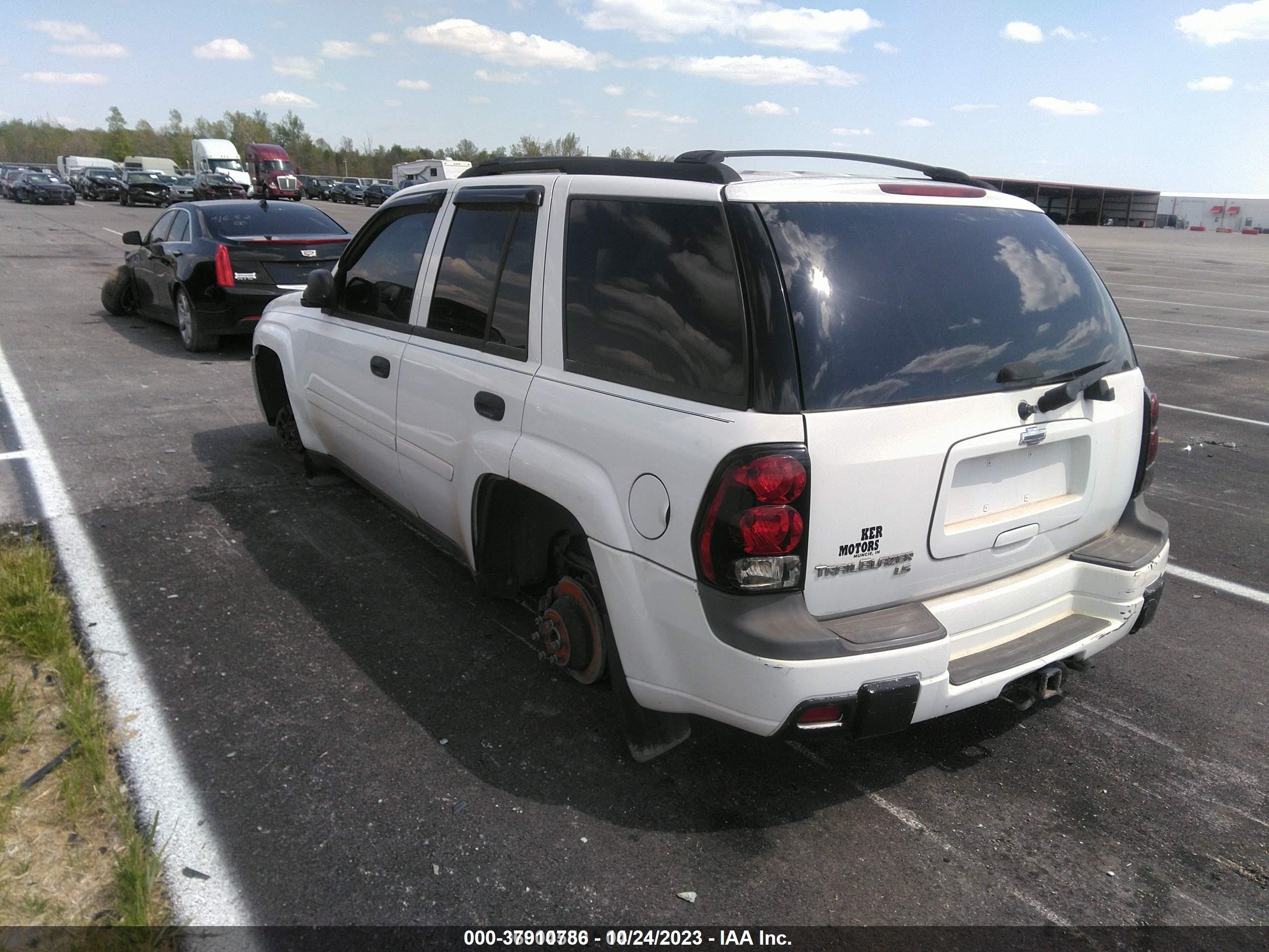 Photo 2 VIN: 1GNDT13SX82235959 - CHEVROLET TRAILBLAZER 