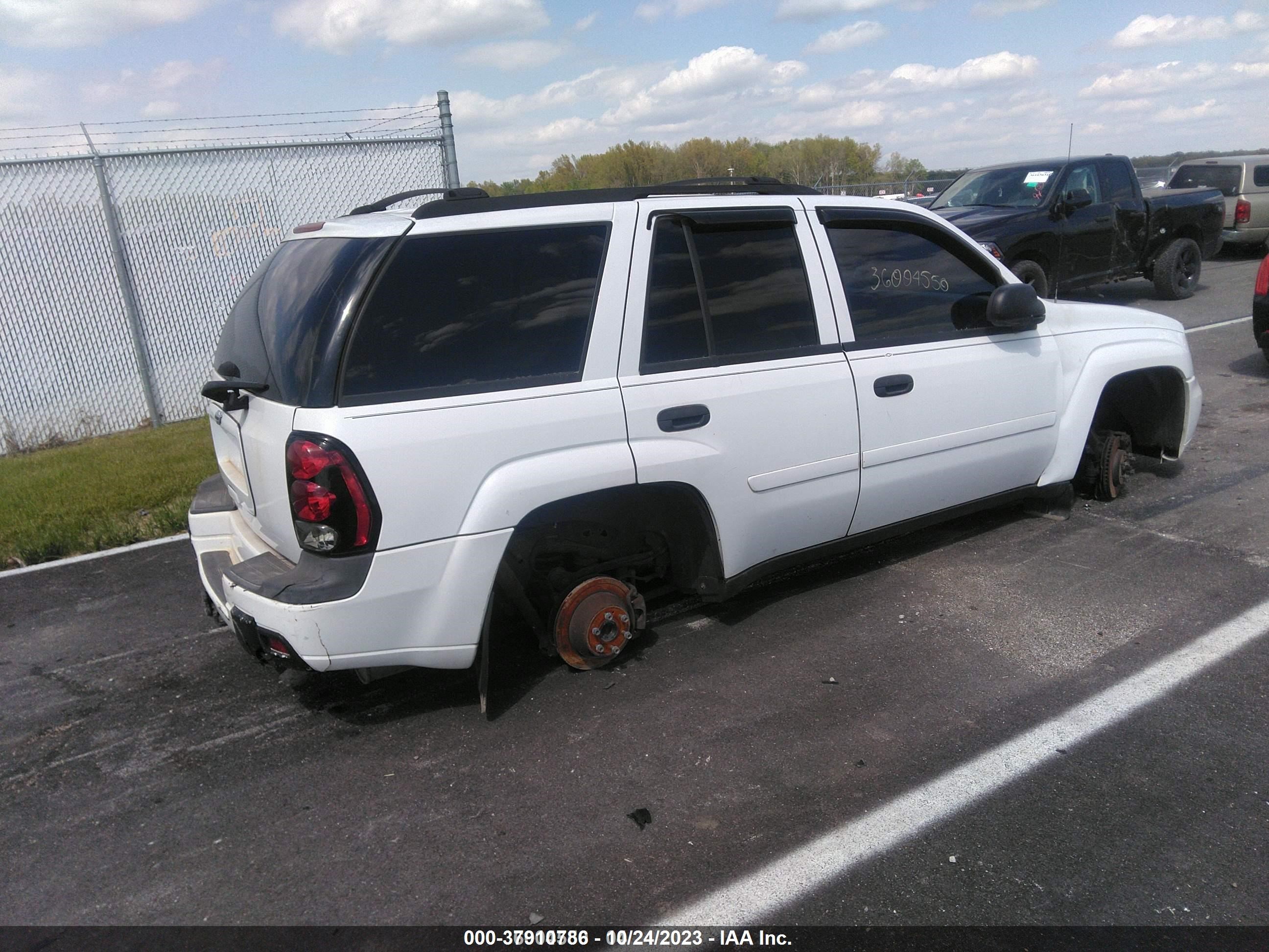 Photo 3 VIN: 1GNDT13SX82235959 - CHEVROLET TRAILBLAZER 