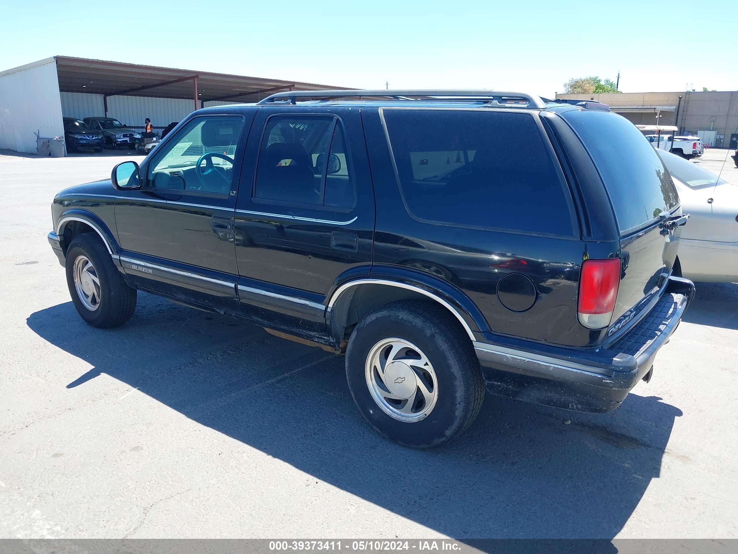 Photo 2 VIN: 1GNDT13W0S2197264 - CHEVROLET BLAZER 