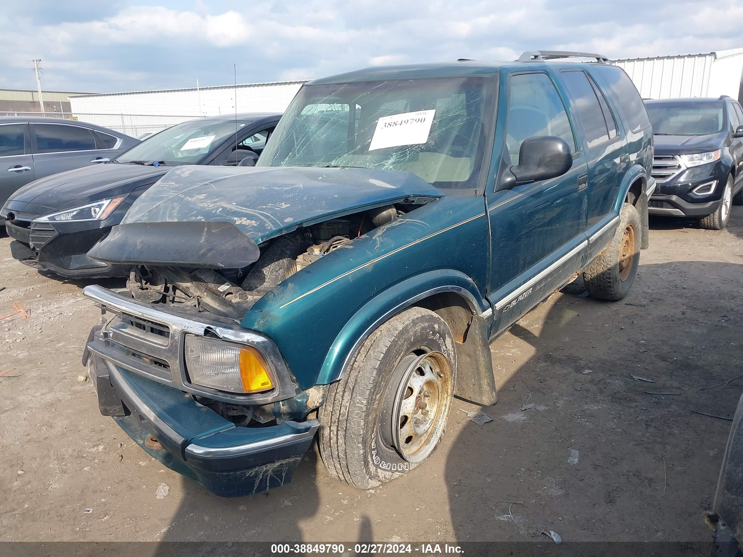 Photo 1 VIN: 1GNDT13W0T2132030 - CHEVROLET BLAZER 