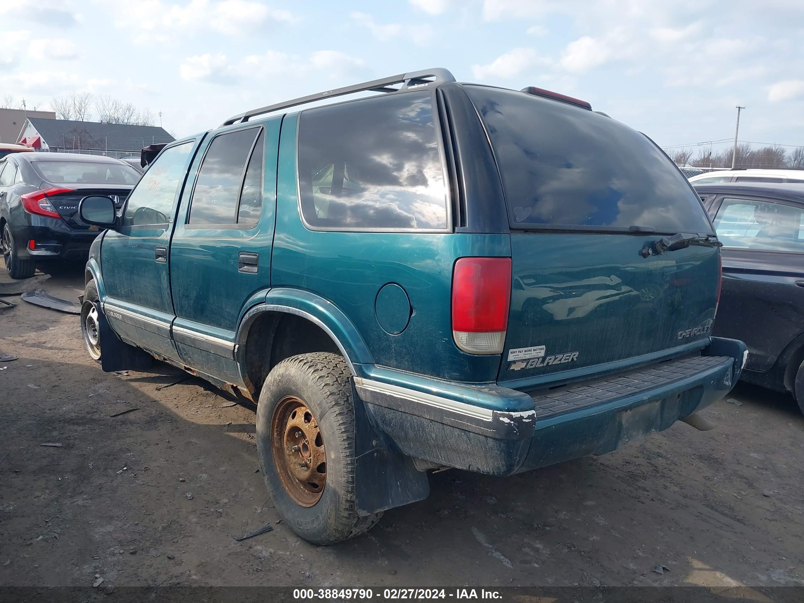 Photo 2 VIN: 1GNDT13W0T2132030 - CHEVROLET BLAZER 