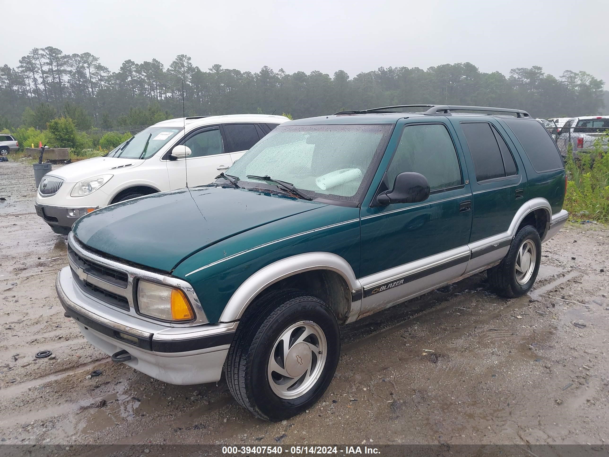 Photo 1 VIN: 1GNDT13W0V2210566 - CHEVROLET BLAZER 