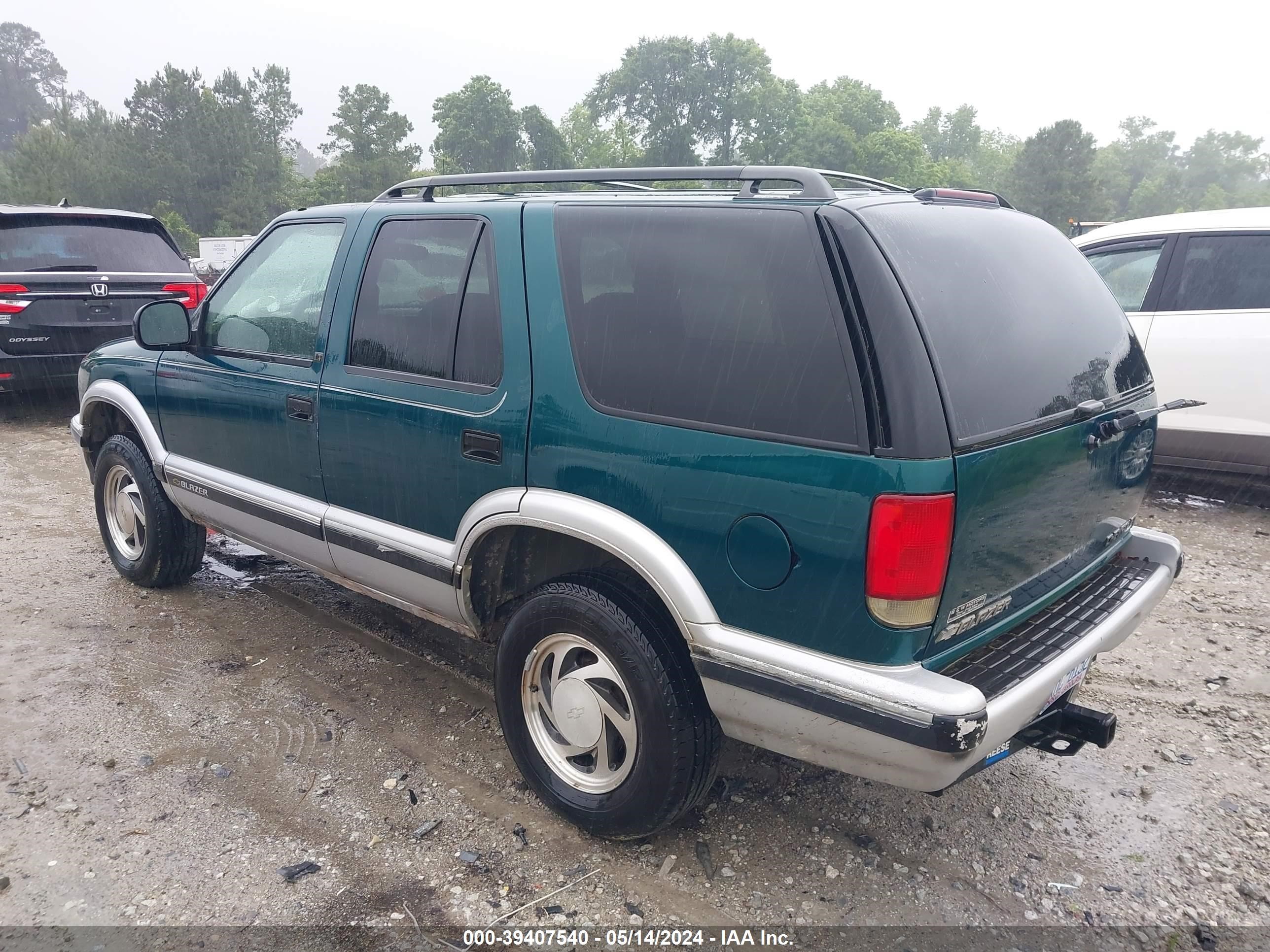 Photo 2 VIN: 1GNDT13W0V2210566 - CHEVROLET BLAZER 