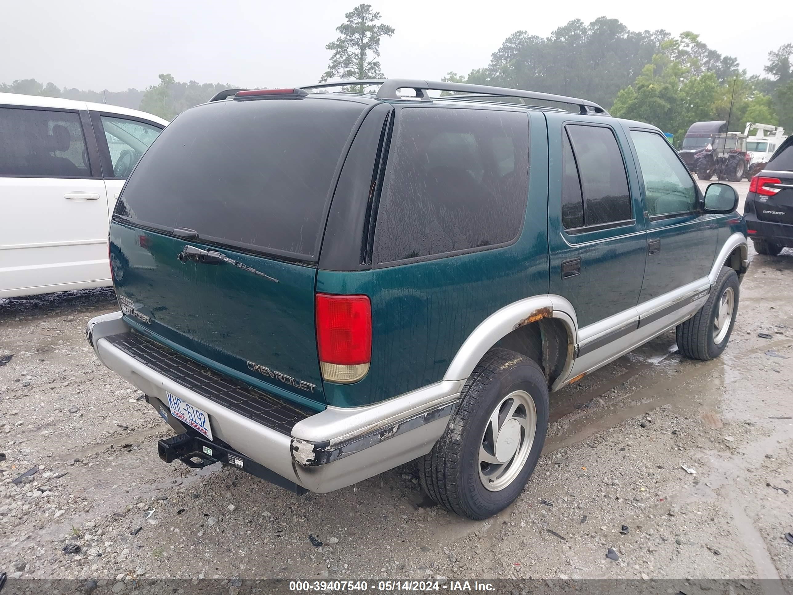 Photo 3 VIN: 1GNDT13W0V2210566 - CHEVROLET BLAZER 