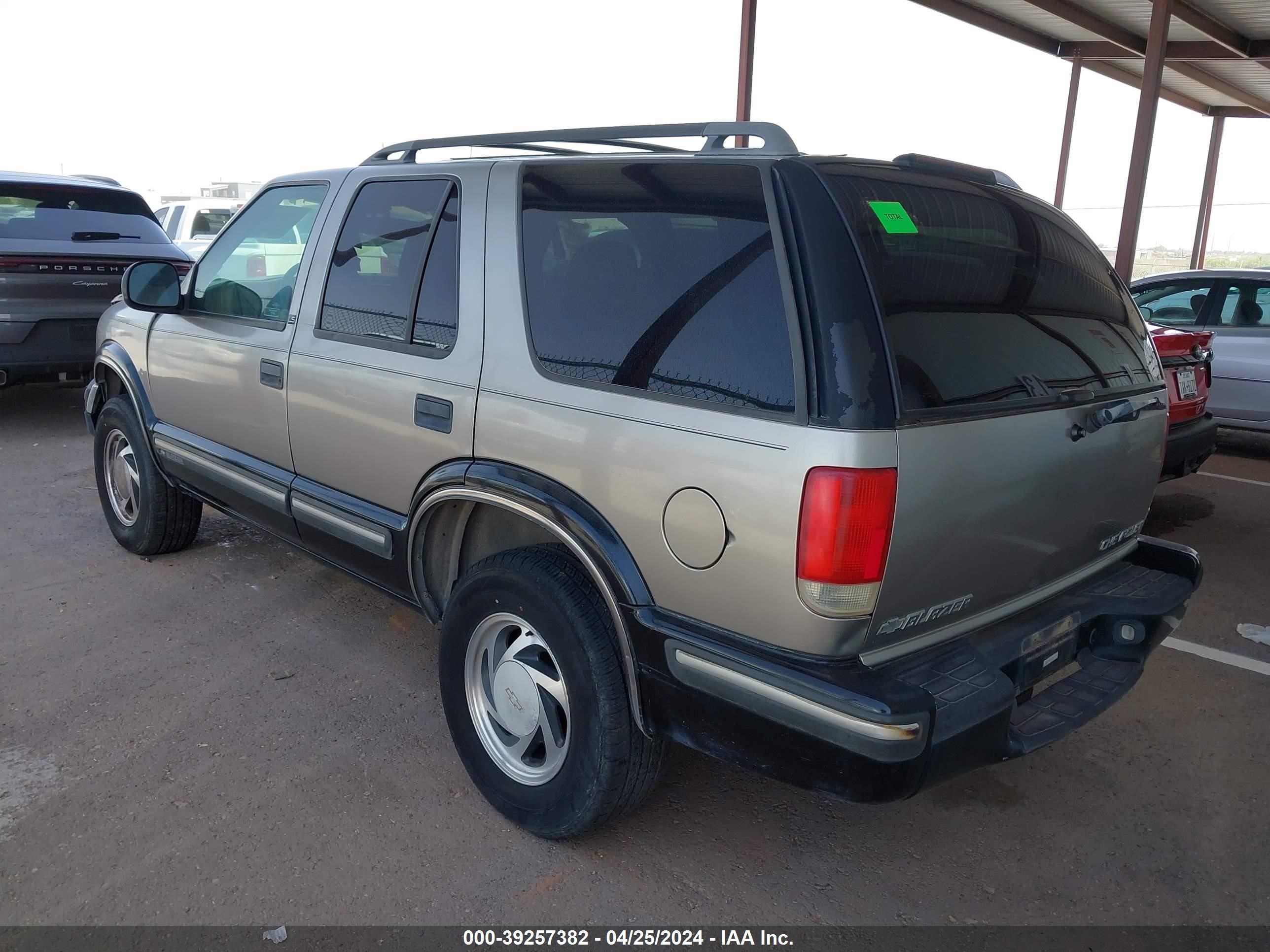 Photo 2 VIN: 1GNDT13W0W2217020 - CHEVROLET BLAZER 