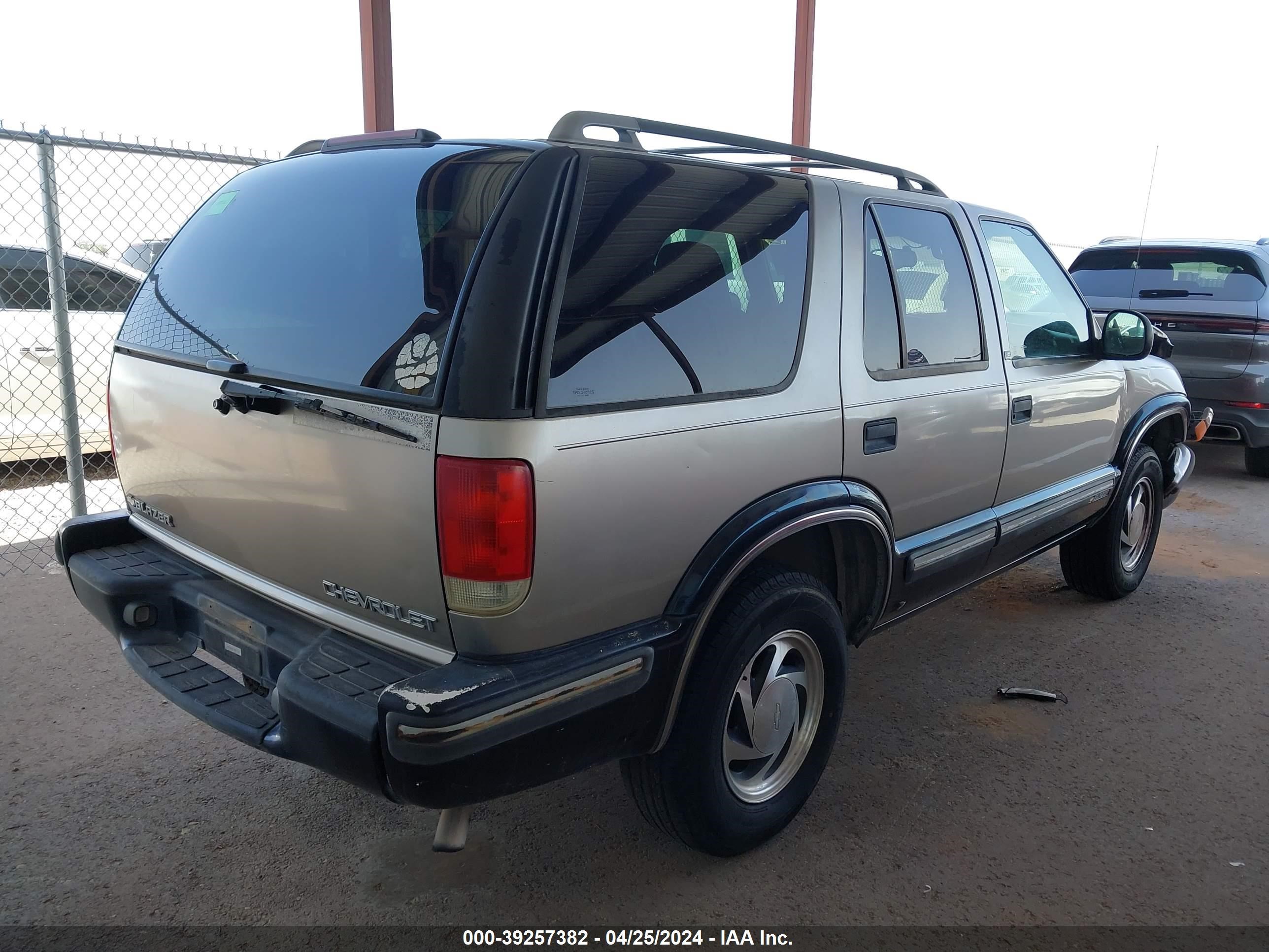 Photo 3 VIN: 1GNDT13W0W2217020 - CHEVROLET BLAZER 