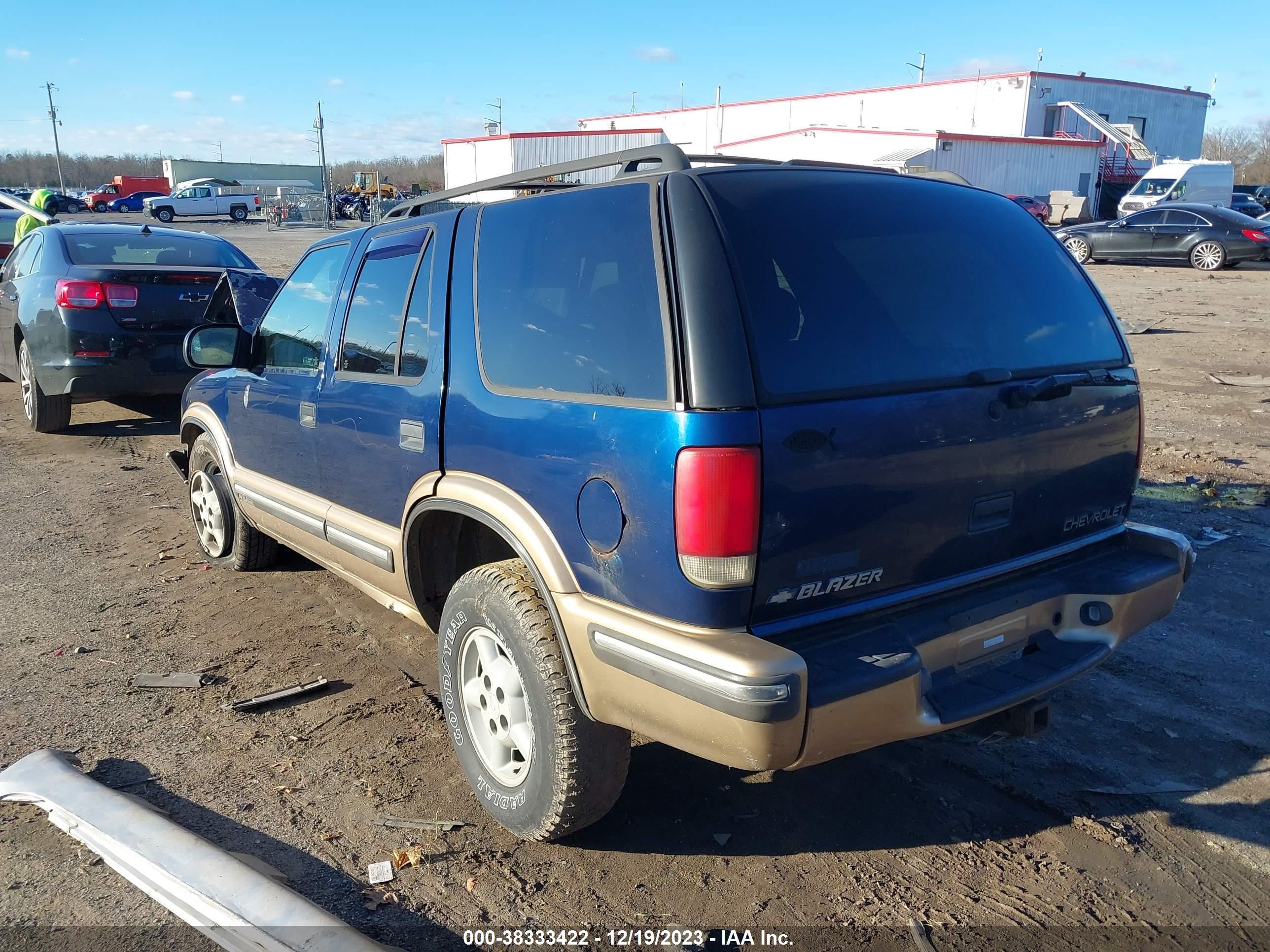 Photo 2 VIN: 1GNDT13W0X2211218 - CHEVROLET BLAZER 