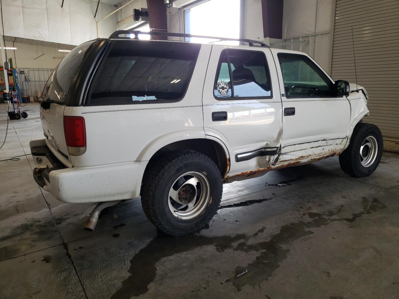 Photo 2 VIN: 1GNDT13W0Y2130317 - CHEVROLET BLAZER 