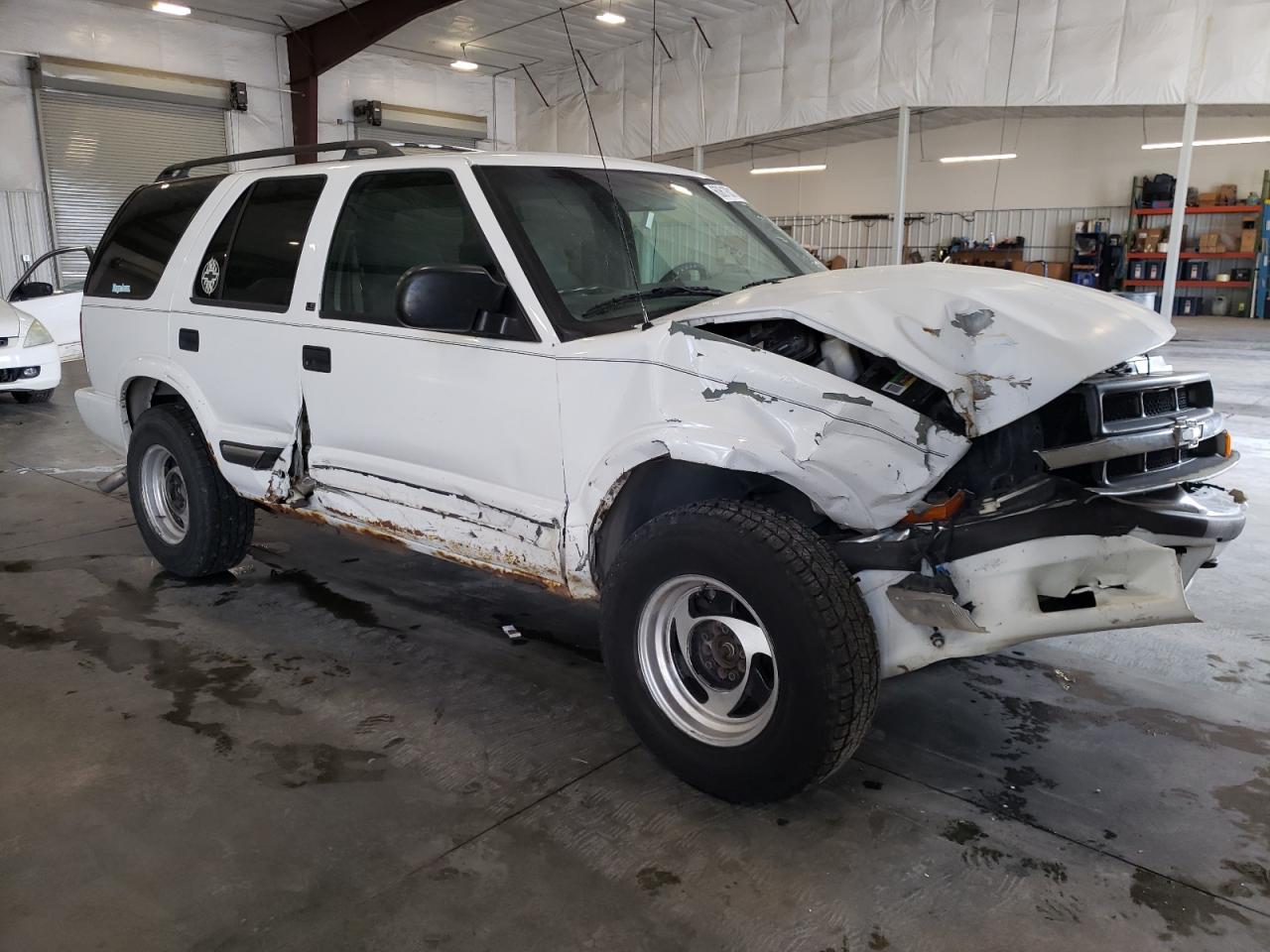 Photo 3 VIN: 1GNDT13W0Y2130317 - CHEVROLET BLAZER 