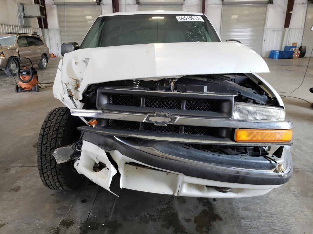 Photo 4 VIN: 1GNDT13W0Y2130317 - CHEVROLET BLAZER 