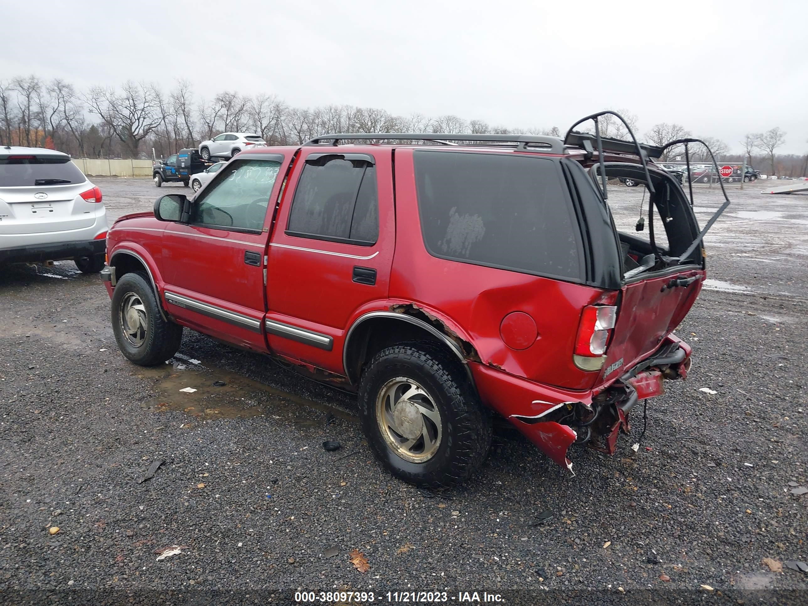 Photo 2 VIN: 1GNDT13W11K217827 - CHEVROLET BLAZER 