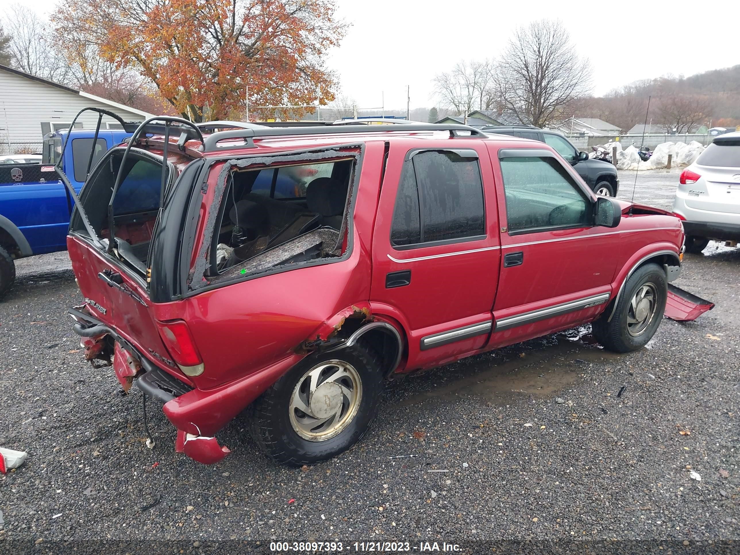 Photo 3 VIN: 1GNDT13W11K217827 - CHEVROLET BLAZER 