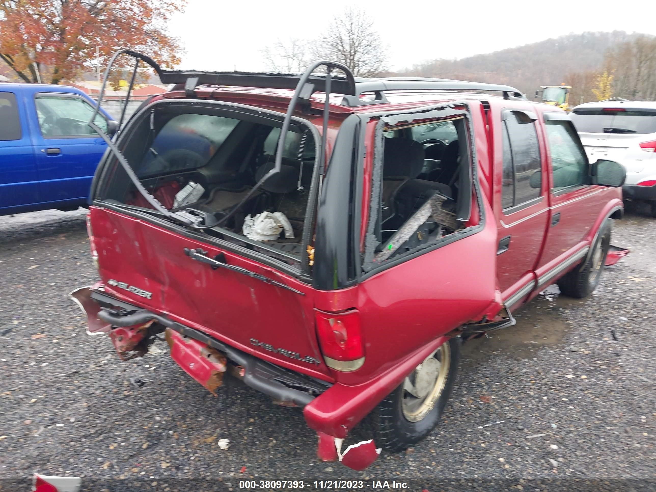 Photo 5 VIN: 1GNDT13W11K217827 - CHEVROLET BLAZER 