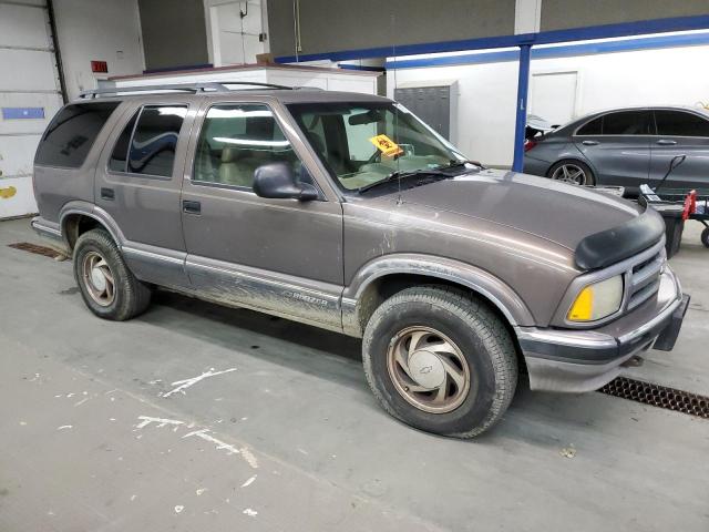 Photo 3 VIN: 1GNDT13W1V2240868 - CHEVROLET BLAZER 