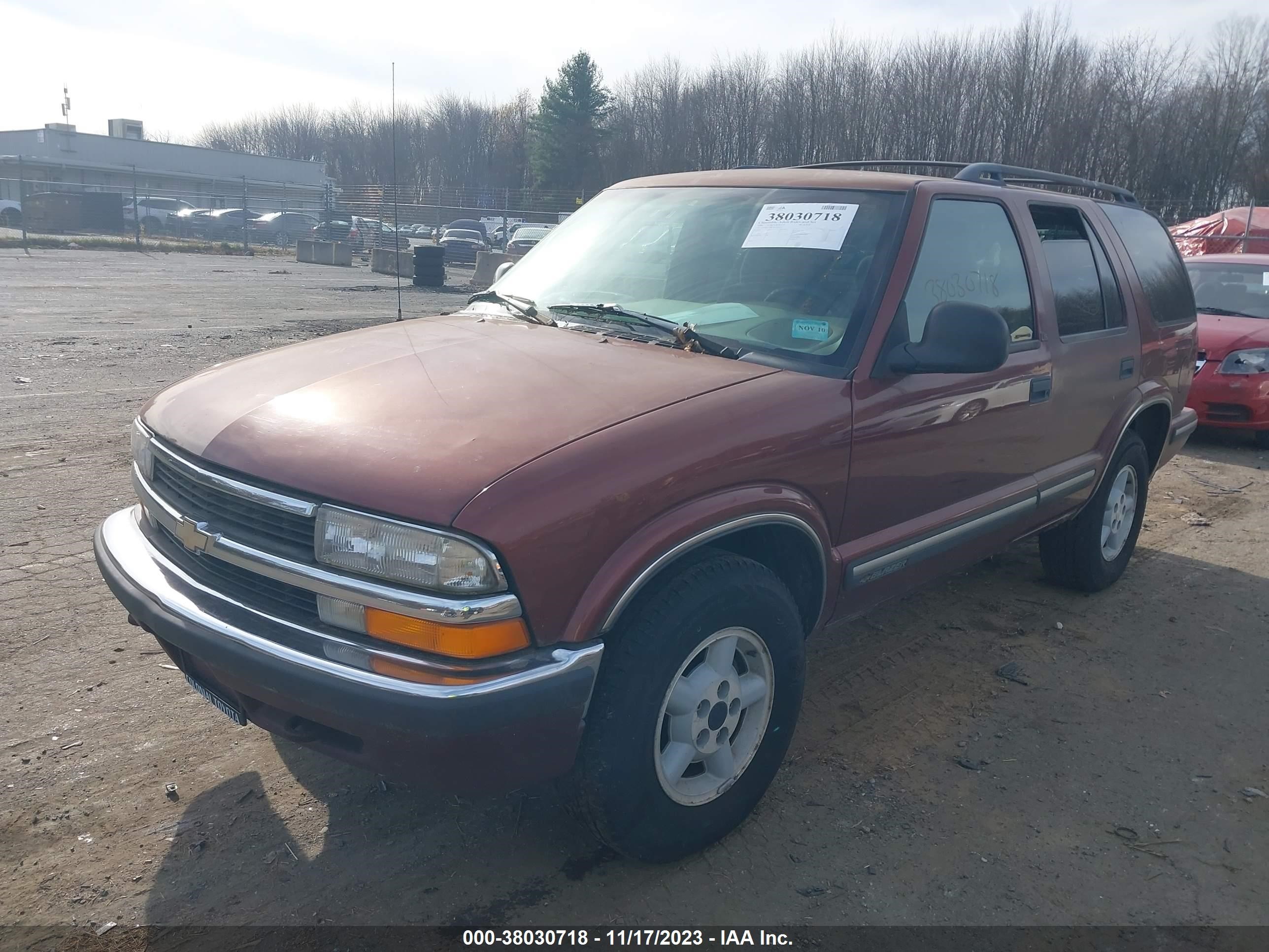 Photo 1 VIN: 1GNDT13W1W2156437 - CHEVROLET BLAZER 