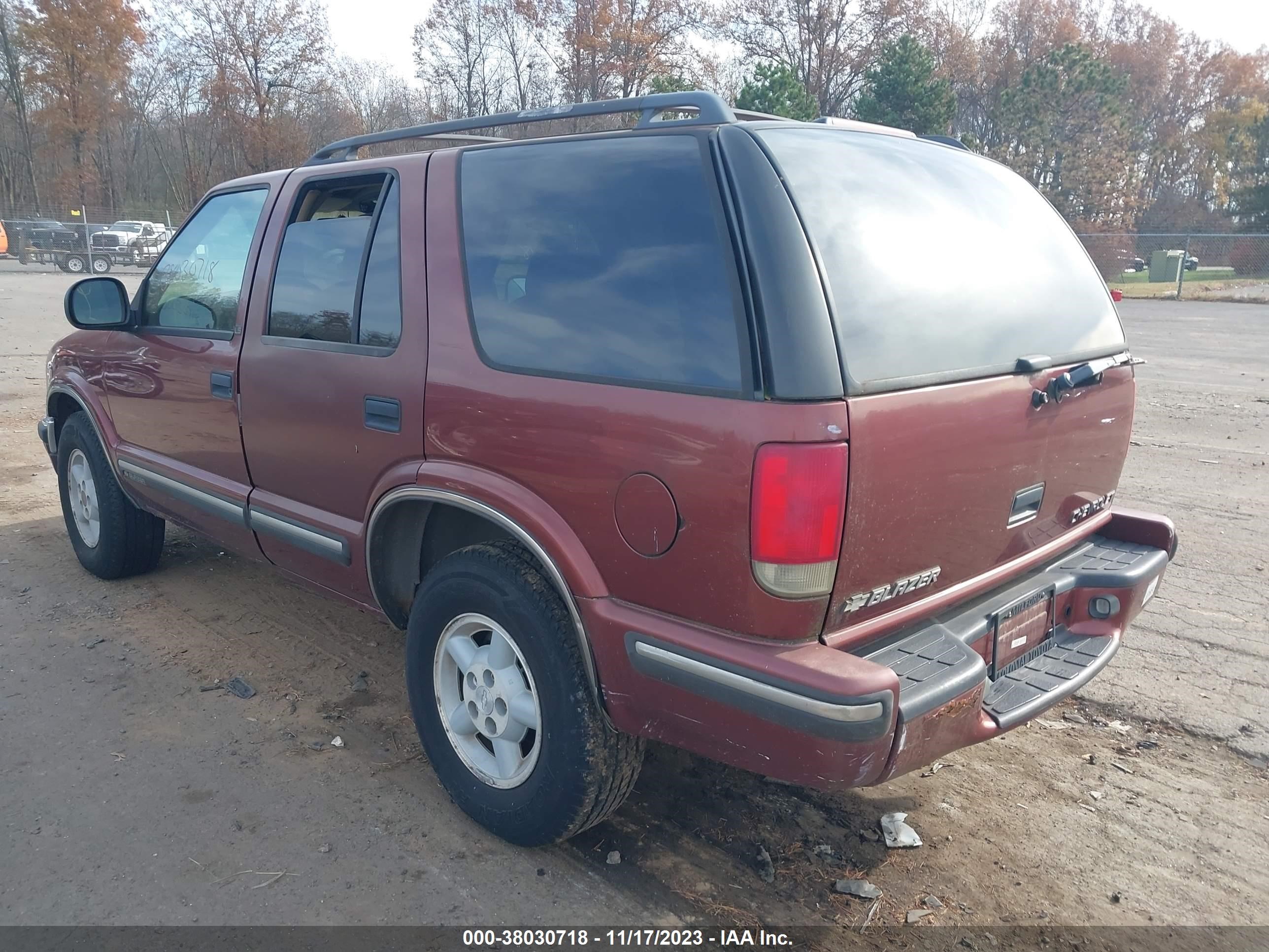 Photo 2 VIN: 1GNDT13W1W2156437 - CHEVROLET BLAZER 