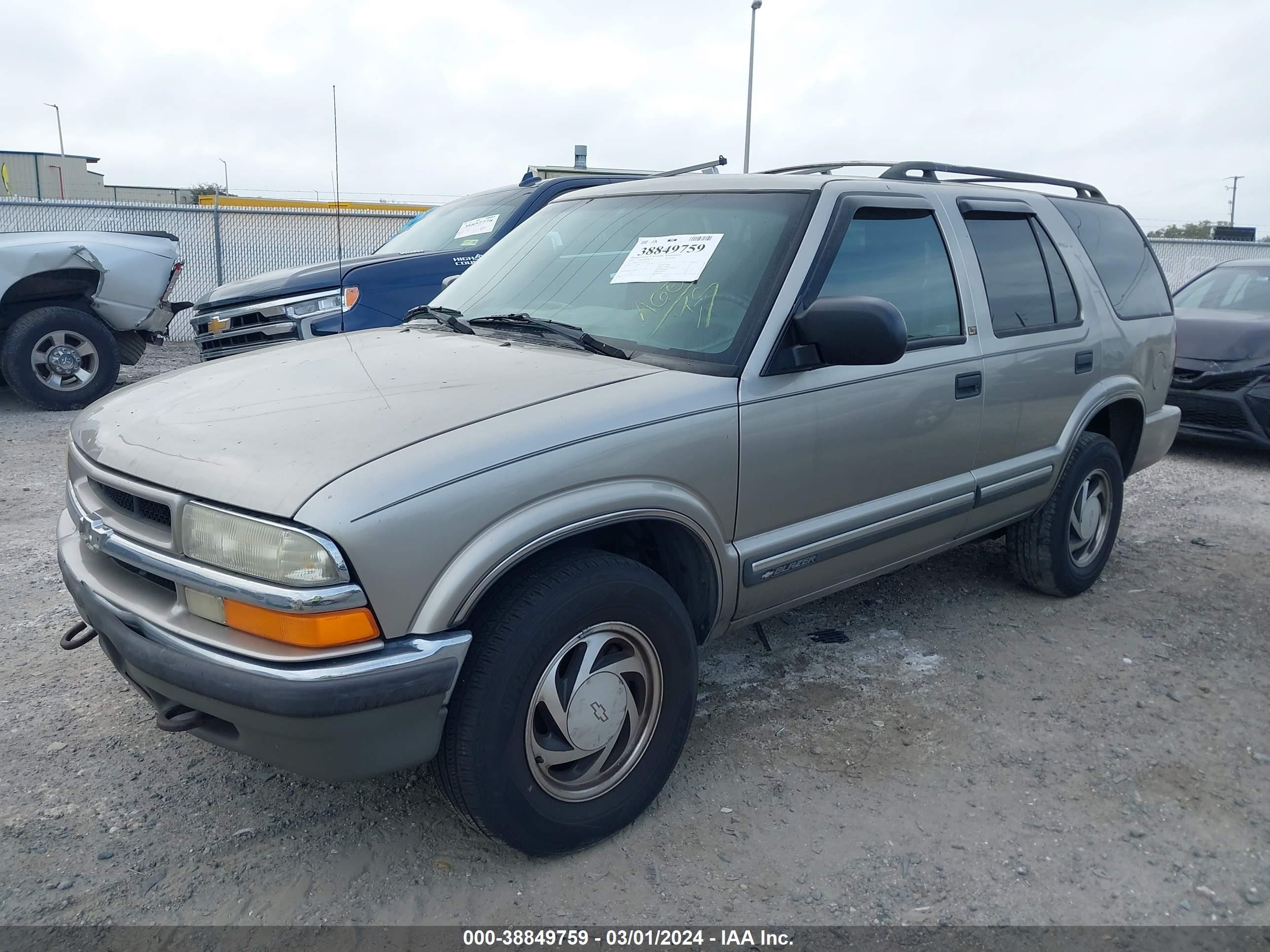 Photo 1 VIN: 1GNDT13W1Y2116670 - CHEVROLET BLAZER 