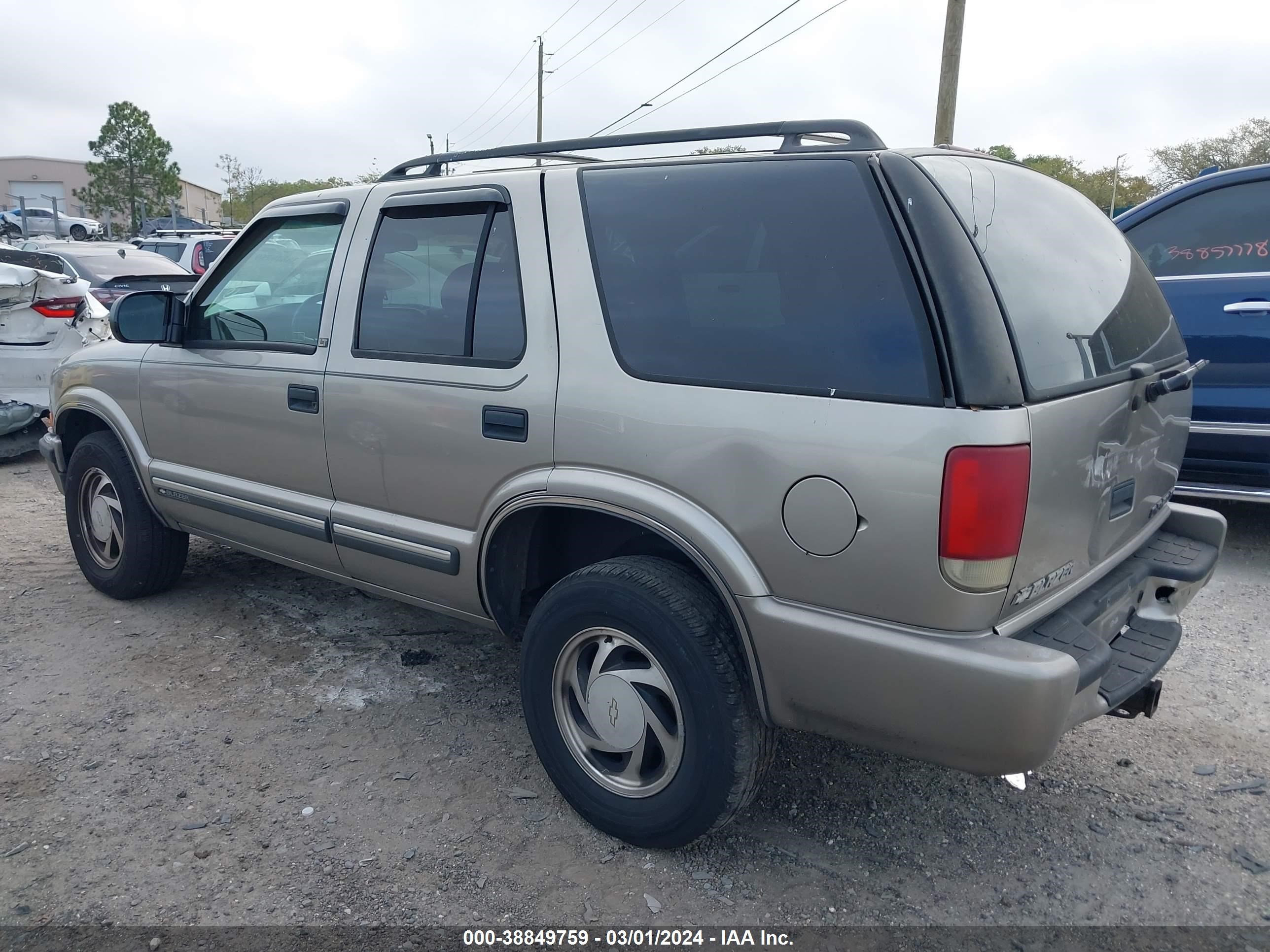 Photo 2 VIN: 1GNDT13W1Y2116670 - CHEVROLET BLAZER 