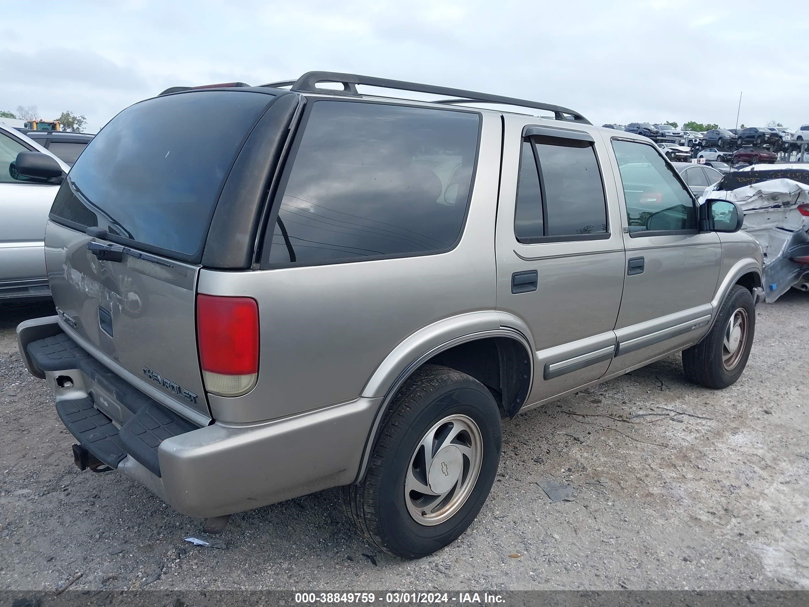 Photo 3 VIN: 1GNDT13W1Y2116670 - CHEVROLET BLAZER 