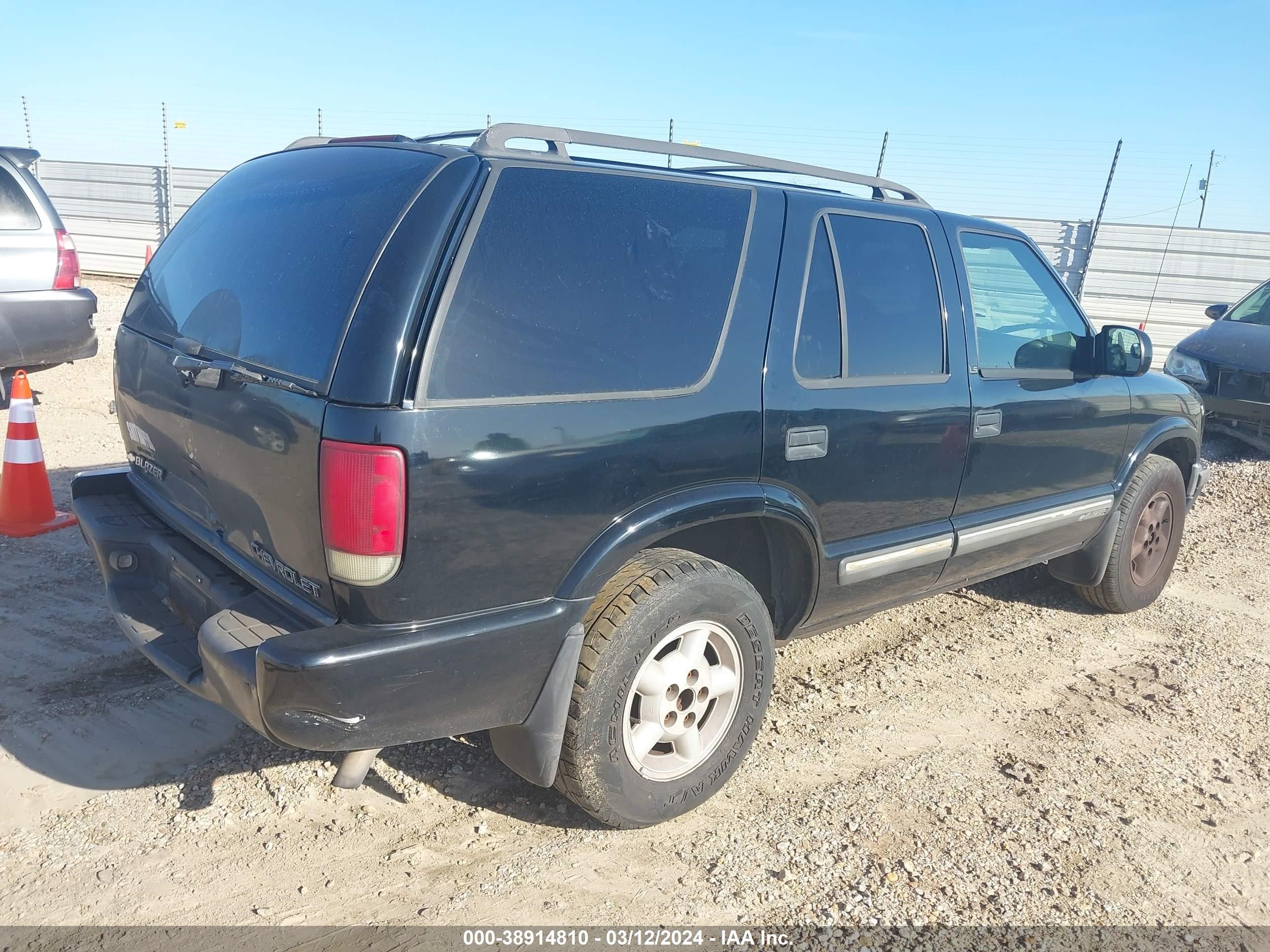 Photo 3 VIN: 1GNDT13W1Y2264687 - CHEVROLET BLAZER 