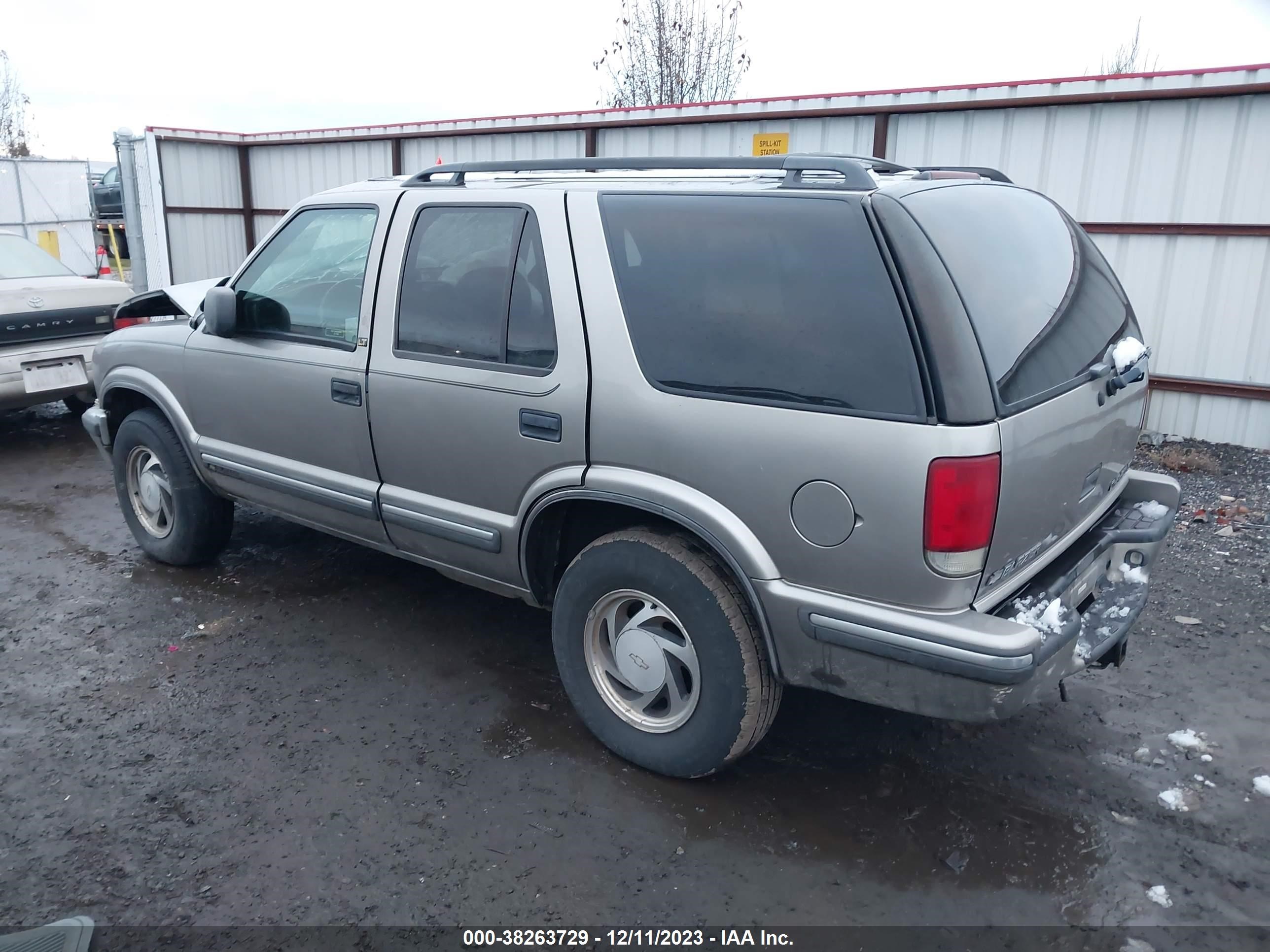 Photo 2 VIN: 1GNDT13W2X2191294 - CHEVROLET BLAZER 