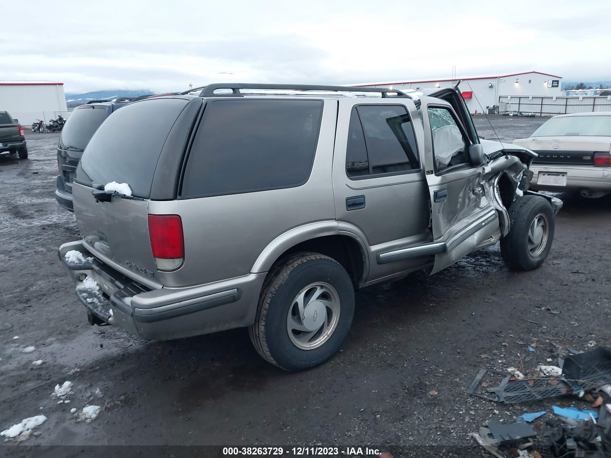 Photo 3 VIN: 1GNDT13W2X2191294 - CHEVROLET BLAZER 