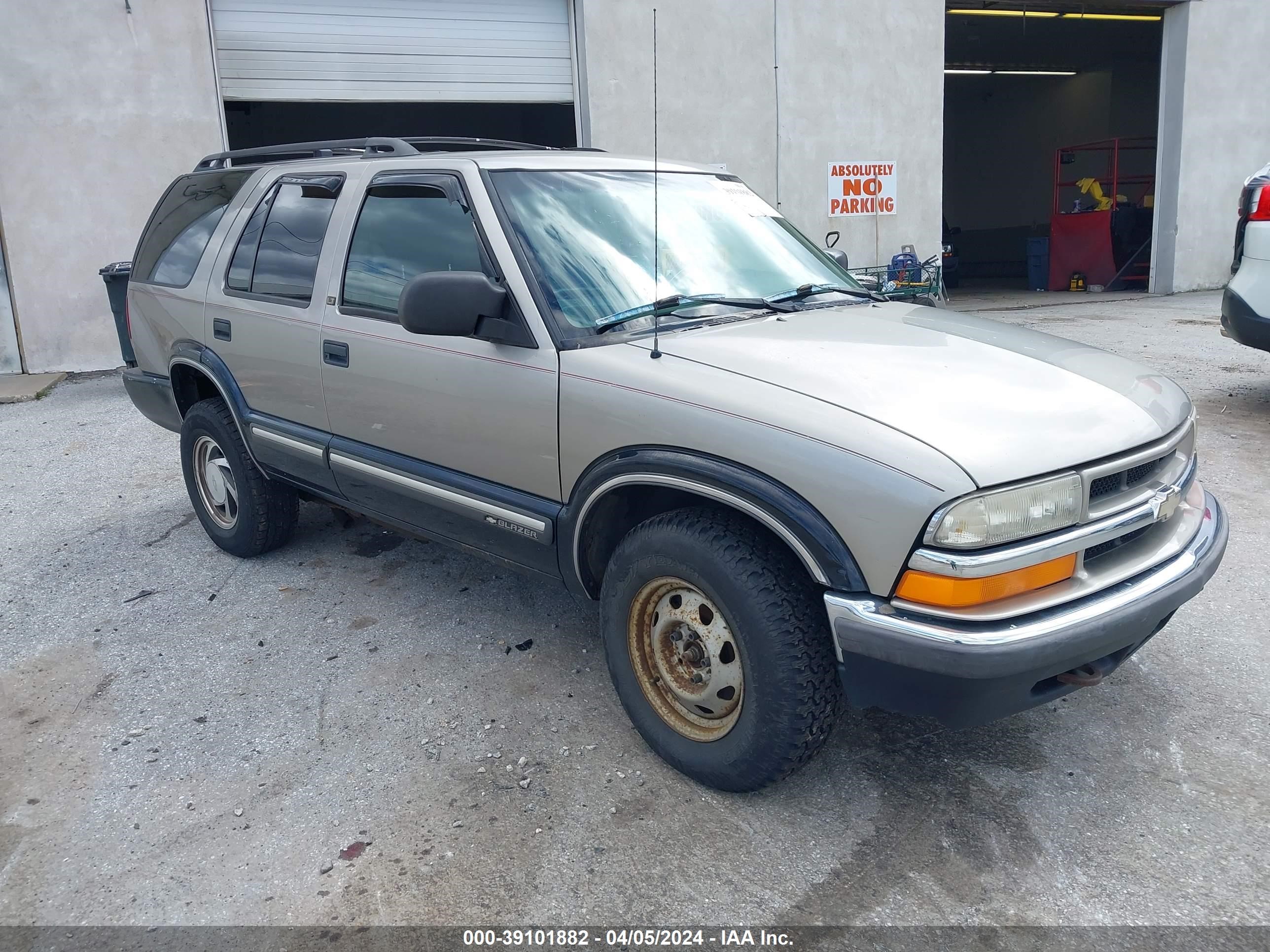 Photo 0 VIN: 1GNDT13W2Y2248076 - CHEVROLET BLAZER 