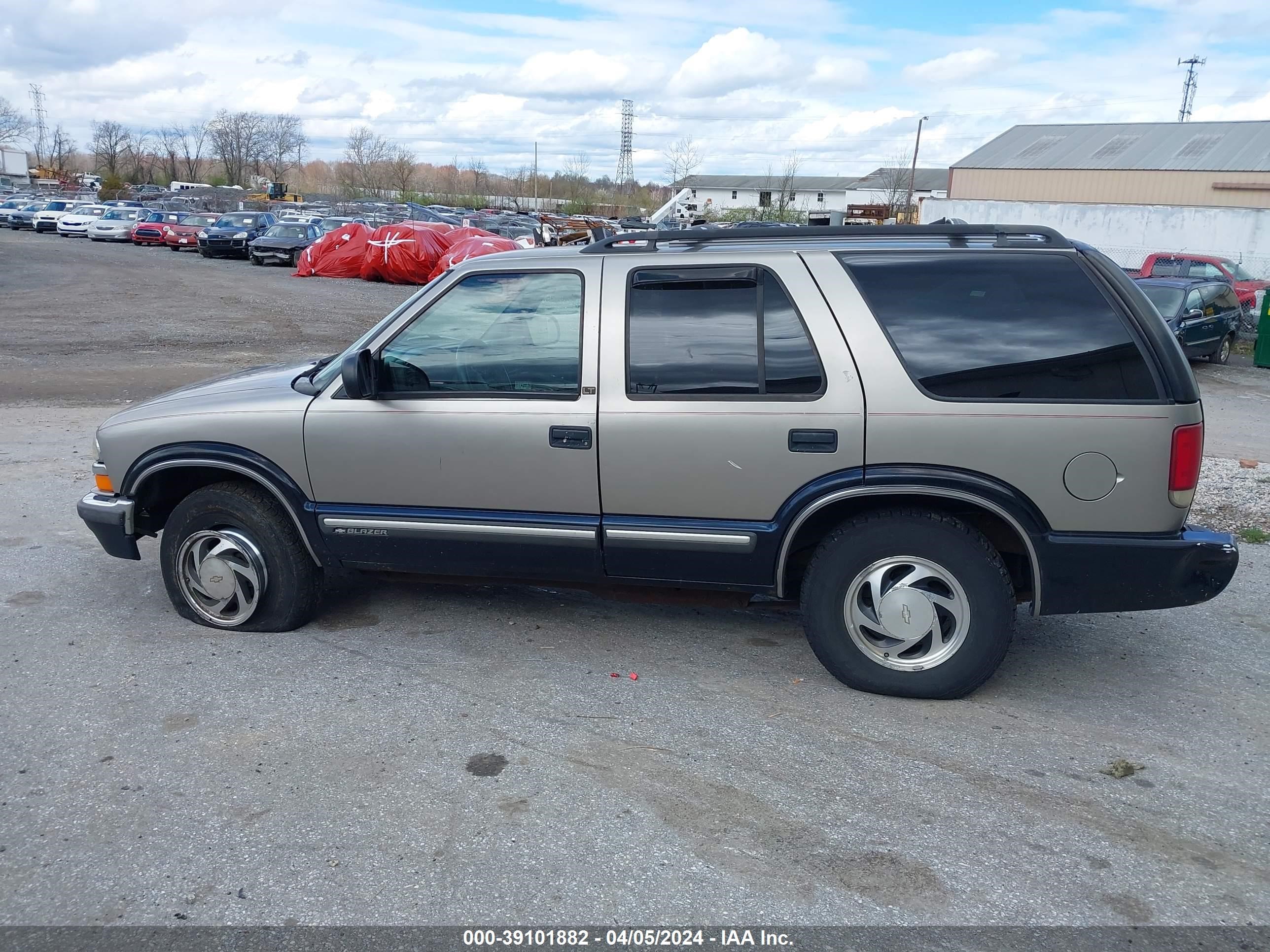 Photo 13 VIN: 1GNDT13W2Y2248076 - CHEVROLET BLAZER 