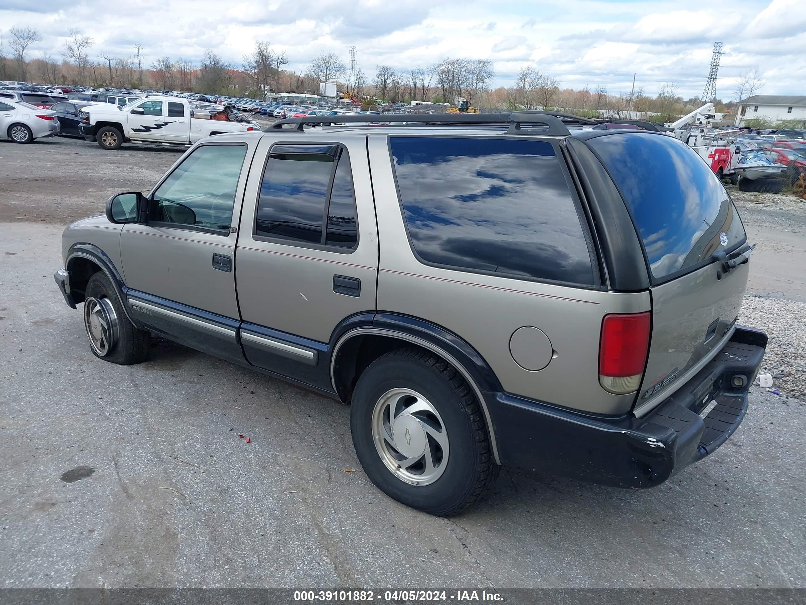 Photo 2 VIN: 1GNDT13W2Y2248076 - CHEVROLET BLAZER 