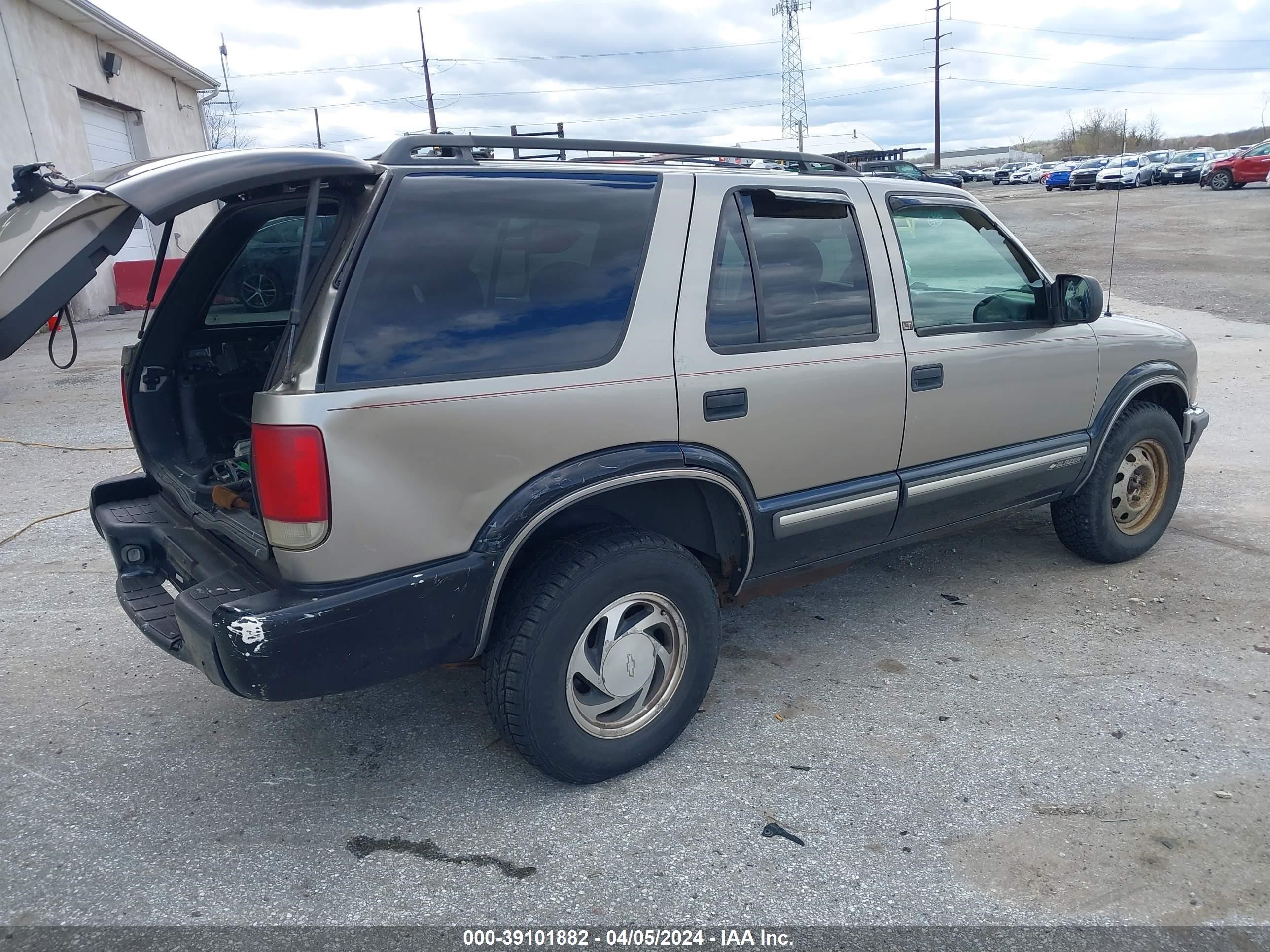 Photo 3 VIN: 1GNDT13W2Y2248076 - CHEVROLET BLAZER 