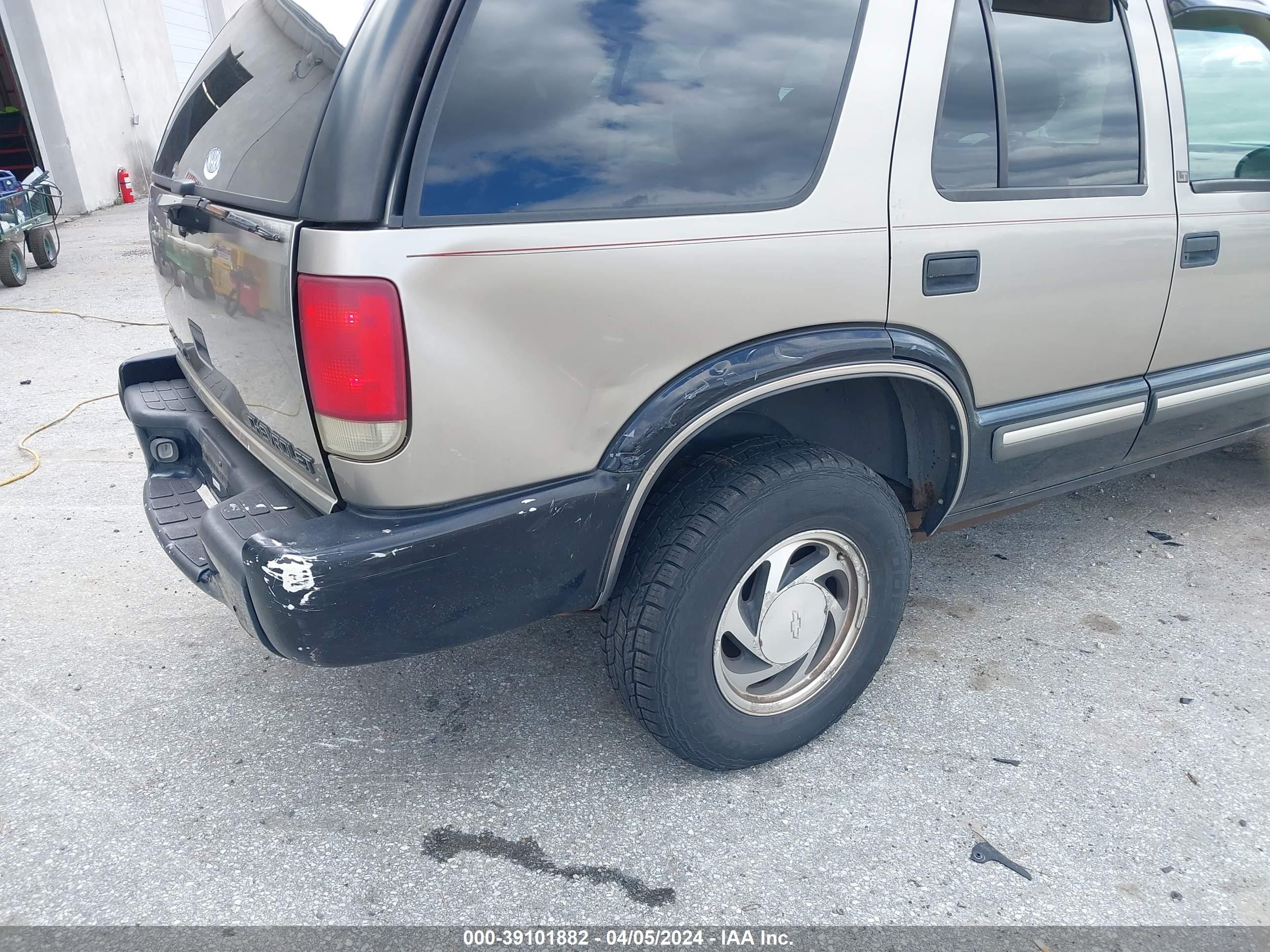 Photo 5 VIN: 1GNDT13W2Y2248076 - CHEVROLET BLAZER 