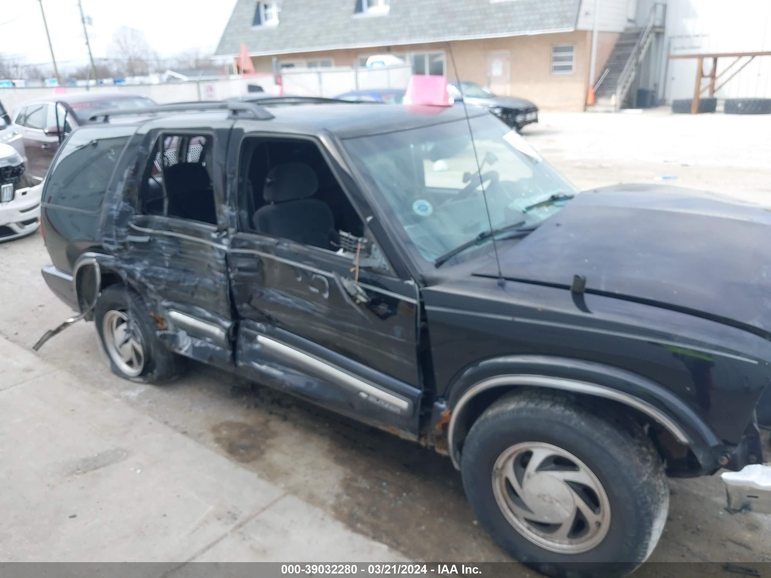 Photo 11 VIN: 1GNDT13W2Y2386121 - CHEVROLET BLAZER 