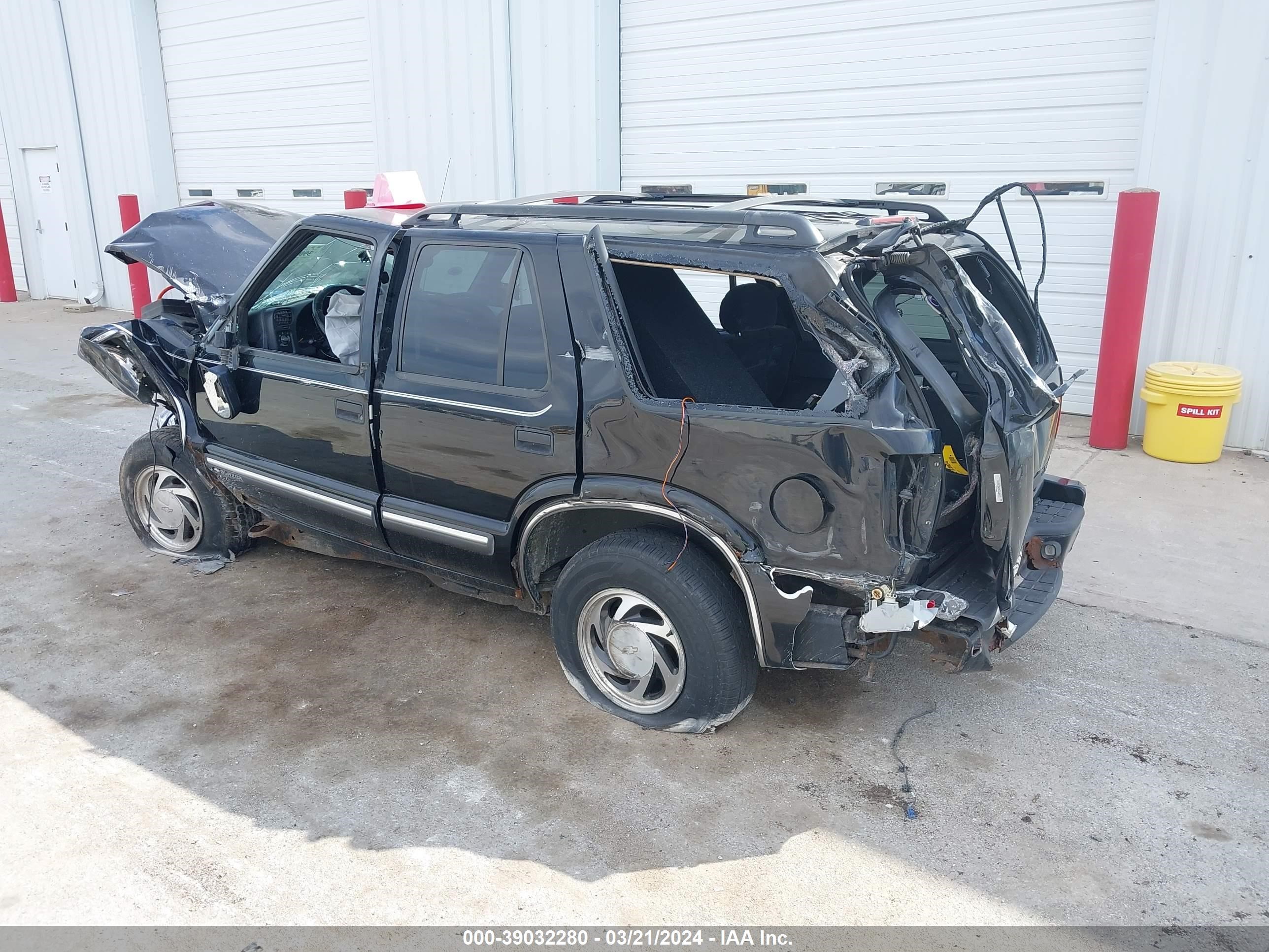 Photo 2 VIN: 1GNDT13W2Y2386121 - CHEVROLET BLAZER 