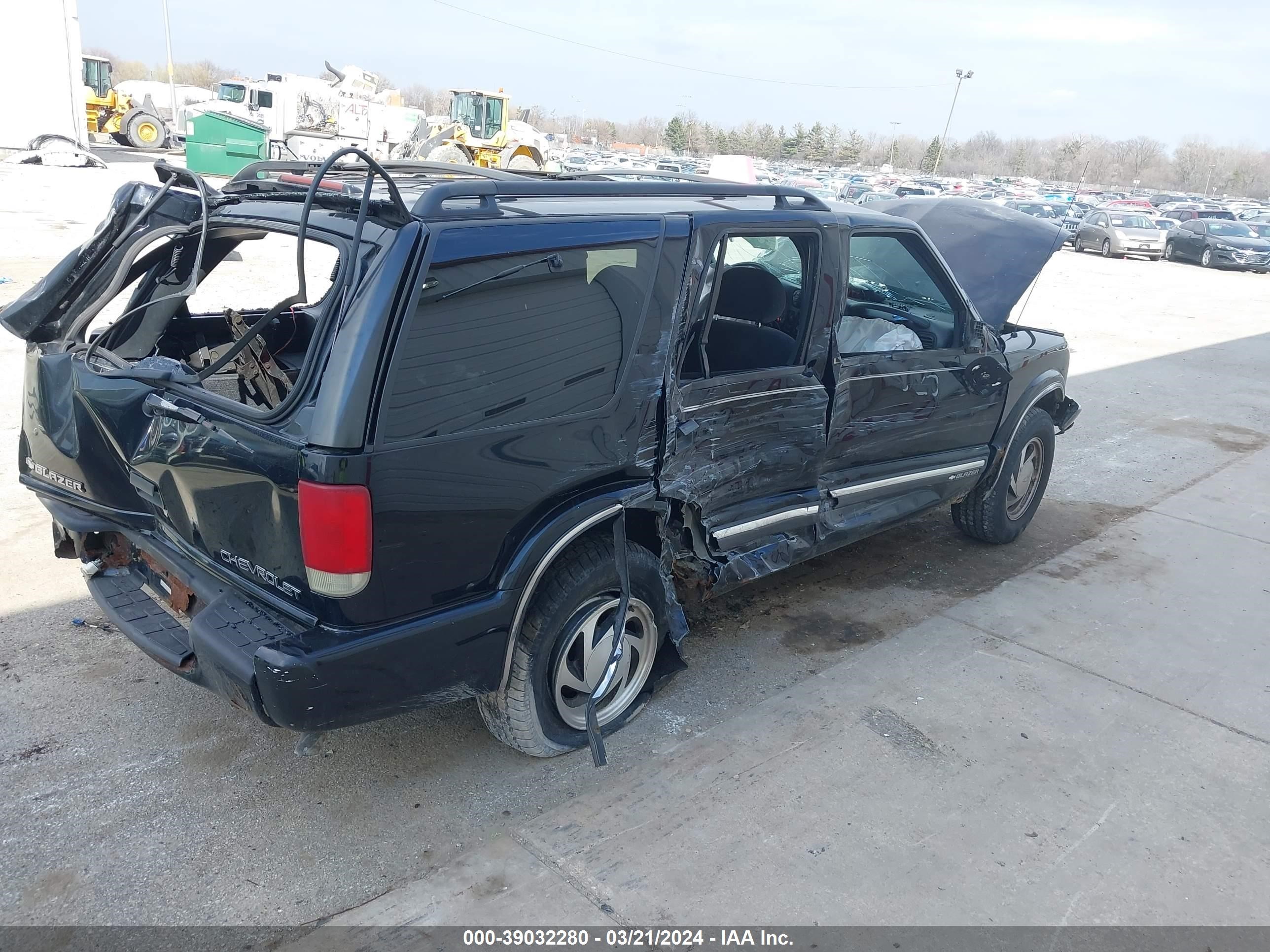 Photo 3 VIN: 1GNDT13W2Y2386121 - CHEVROLET BLAZER 