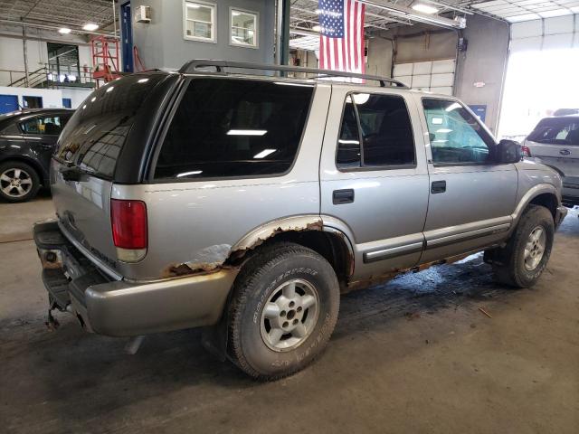 Photo 2 VIN: 1GNDT13W2Y2397331 - CHEVROLET BLAZER 