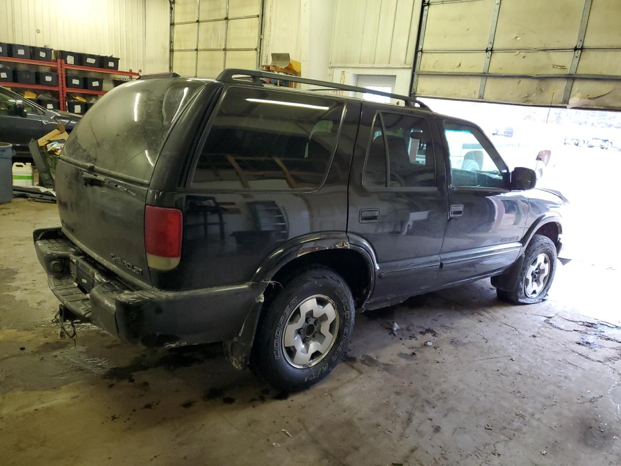 Photo 2 VIN: 1GNDT13W32K203896 - CHEVROLET BLAZER 