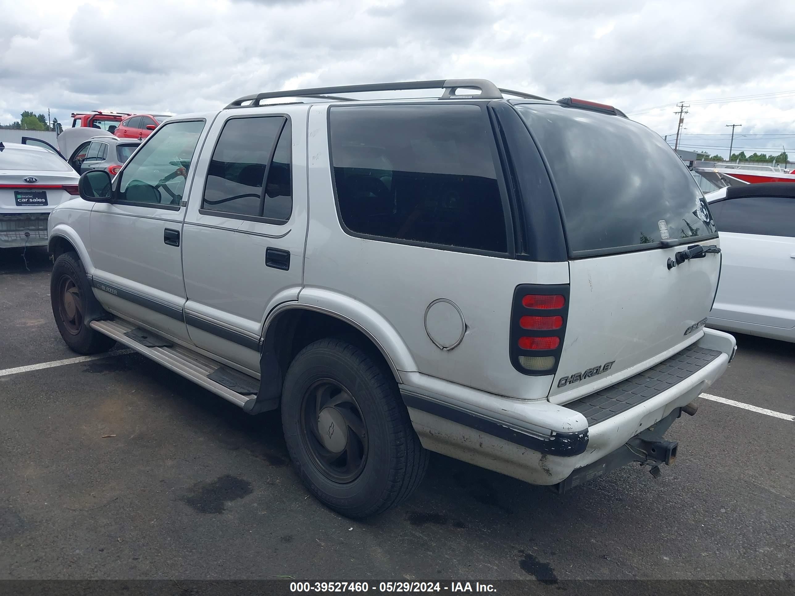 Photo 2 VIN: 1GNDT13W3S2103765 - CHEVROLET BLAZER 