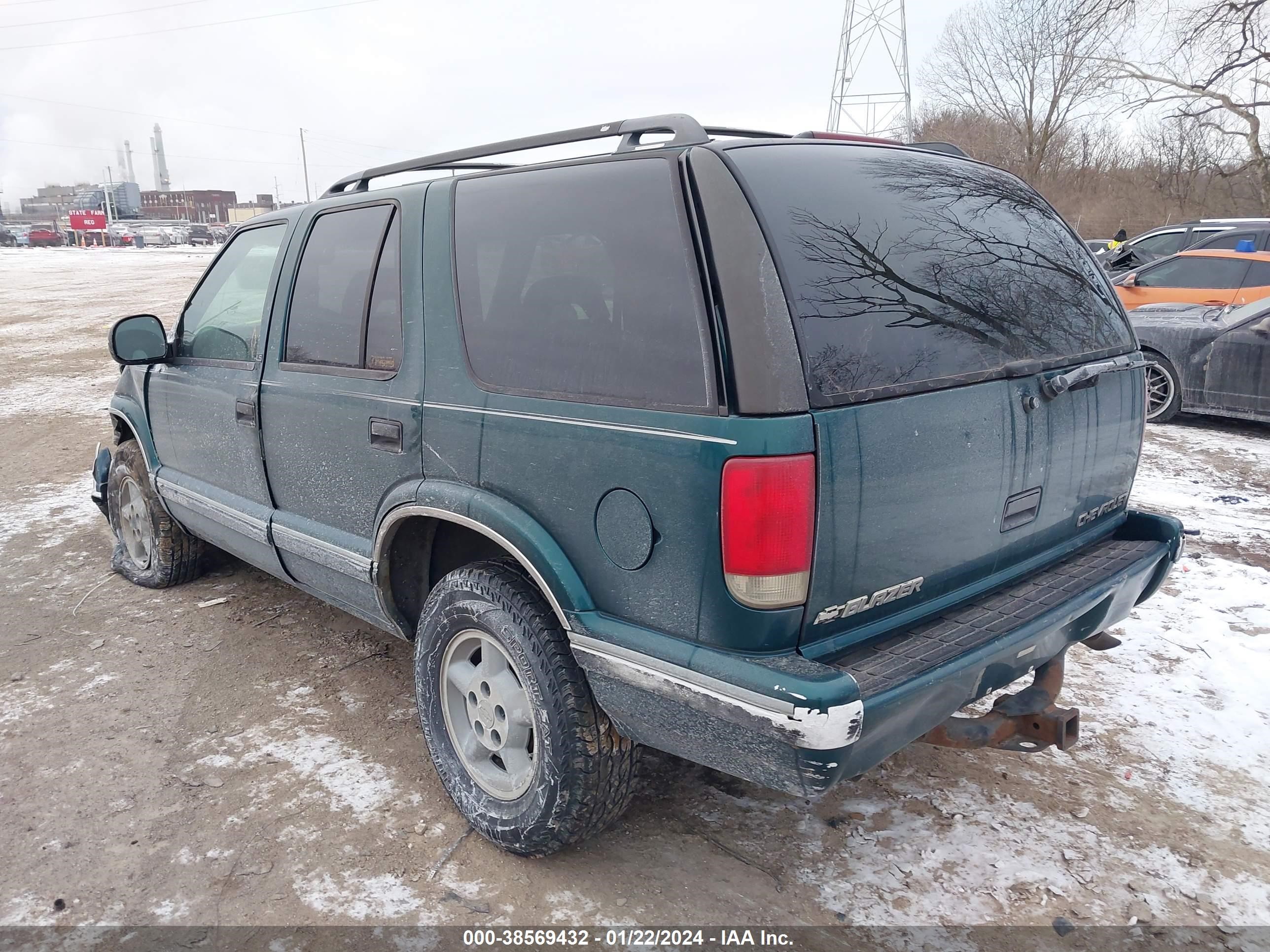 Photo 2 VIN: 1GNDT13W3V2207791 - CHEVROLET BLAZER 