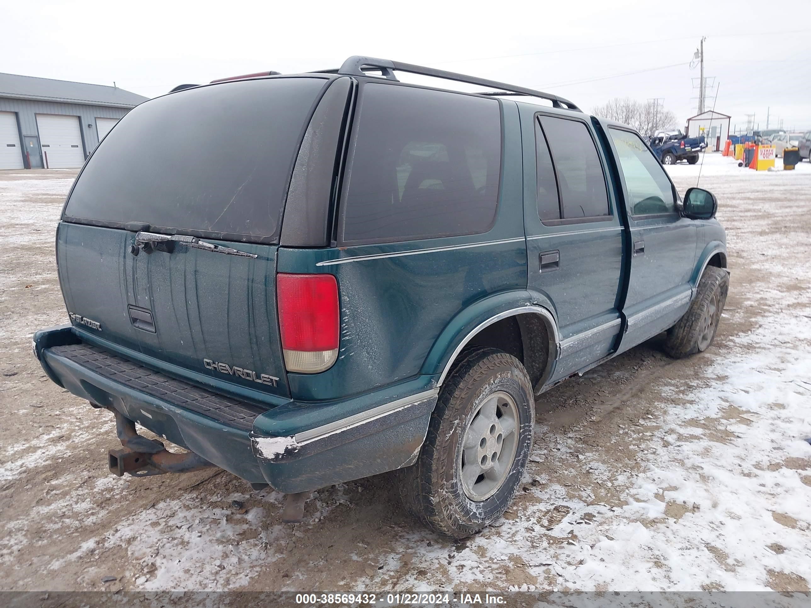 Photo 3 VIN: 1GNDT13W3V2207791 - CHEVROLET BLAZER 