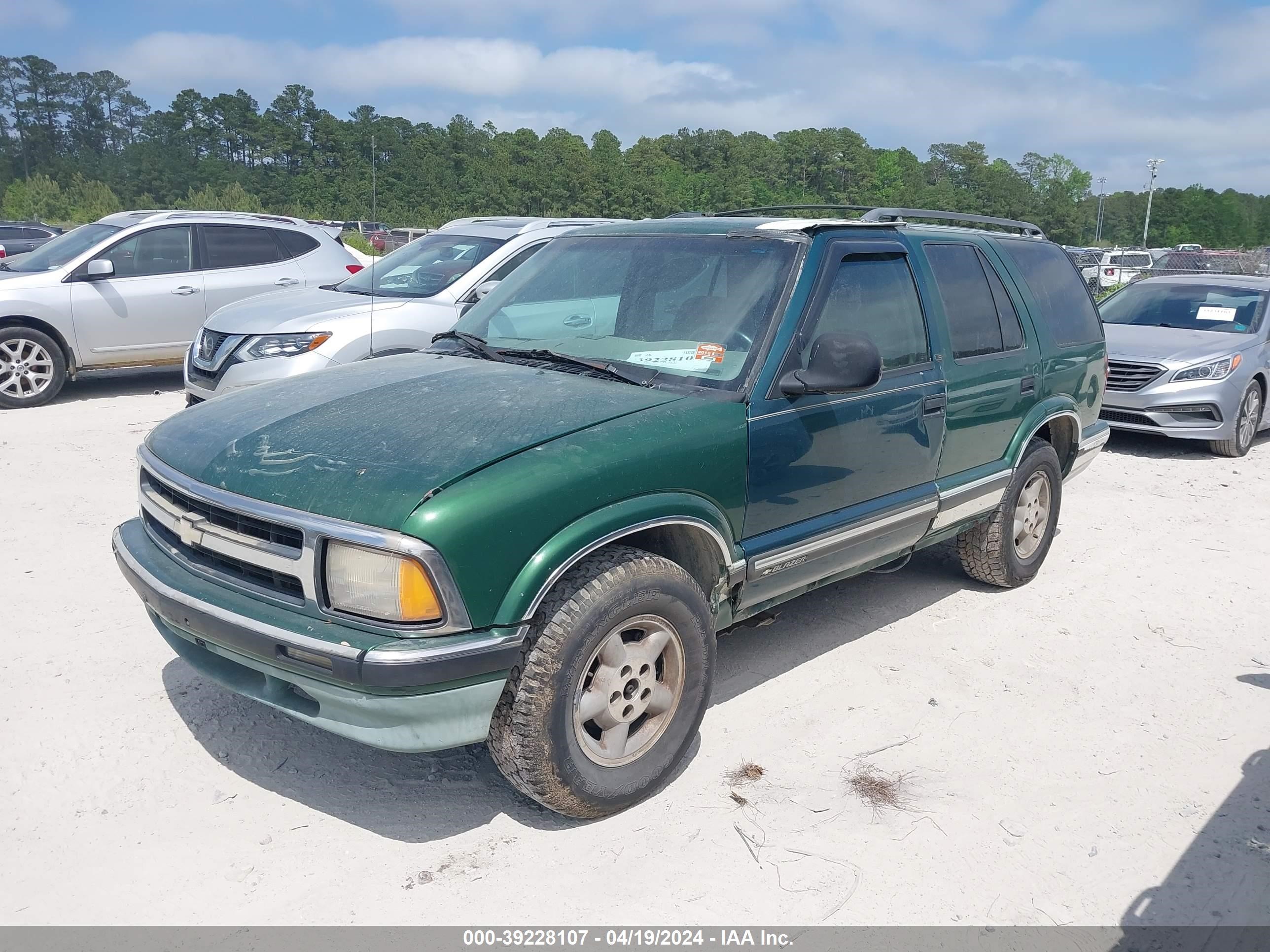 Photo 1 VIN: 1GNDT13W3V2242900 - CHEVROLET BLAZER 