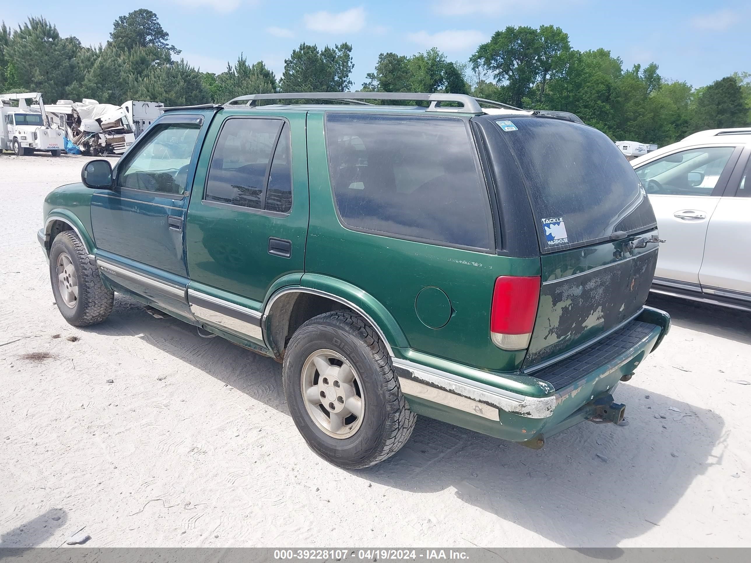 Photo 2 VIN: 1GNDT13W3V2242900 - CHEVROLET BLAZER 