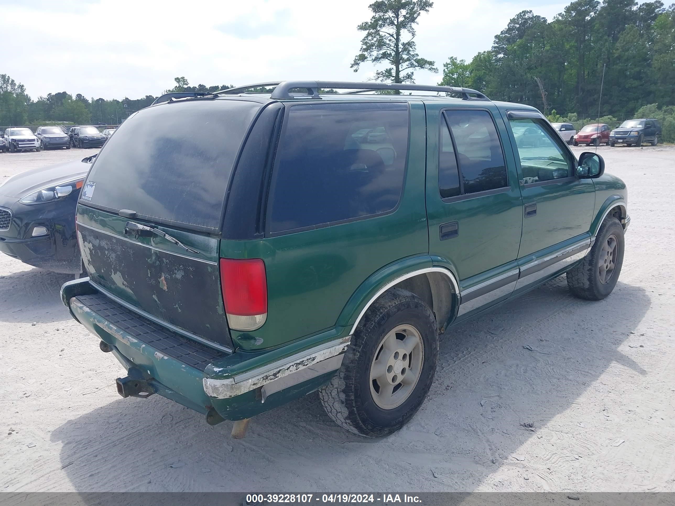 Photo 3 VIN: 1GNDT13W3V2242900 - CHEVROLET BLAZER 