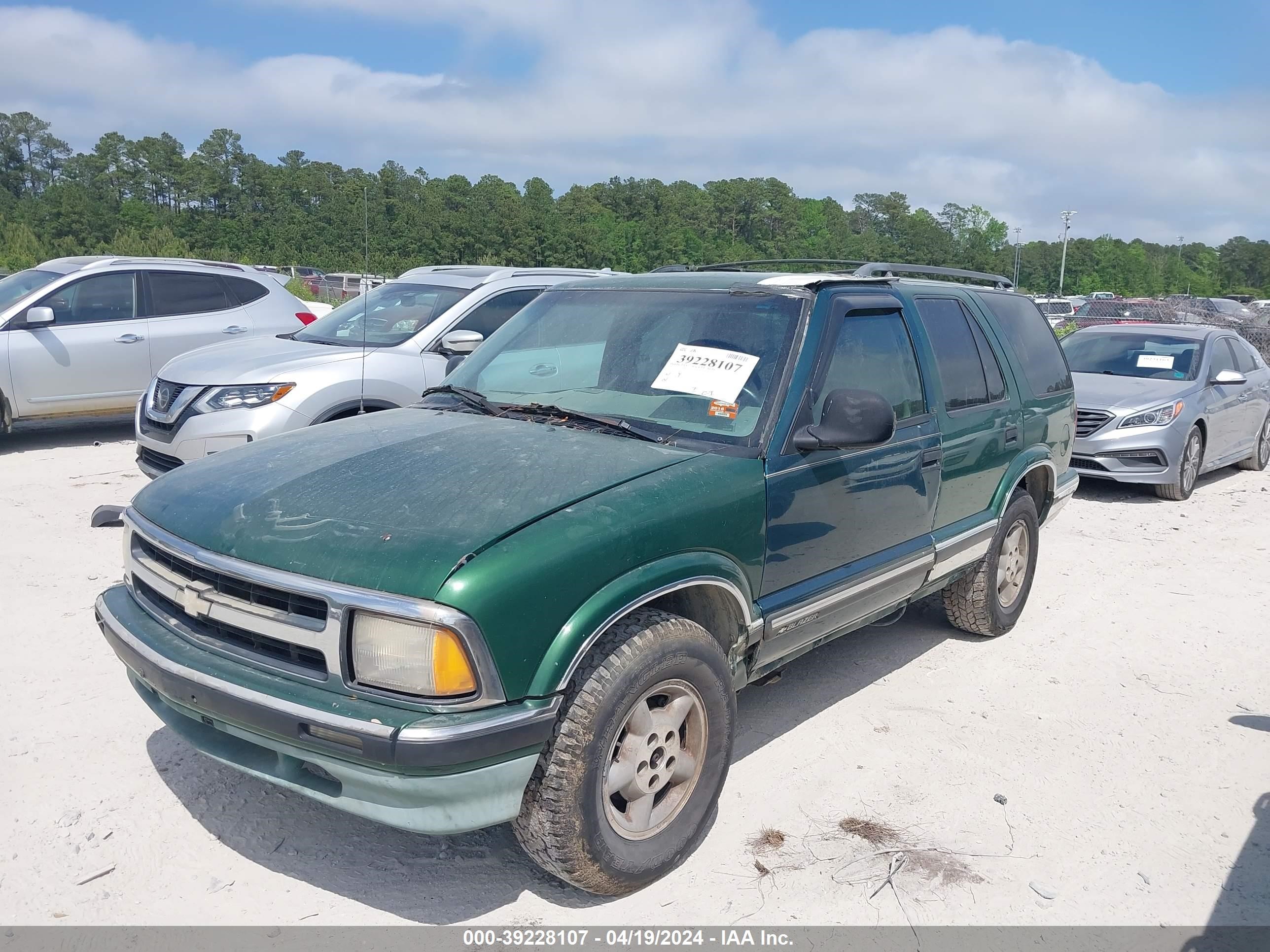 Photo 5 VIN: 1GNDT13W3V2242900 - CHEVROLET BLAZER 