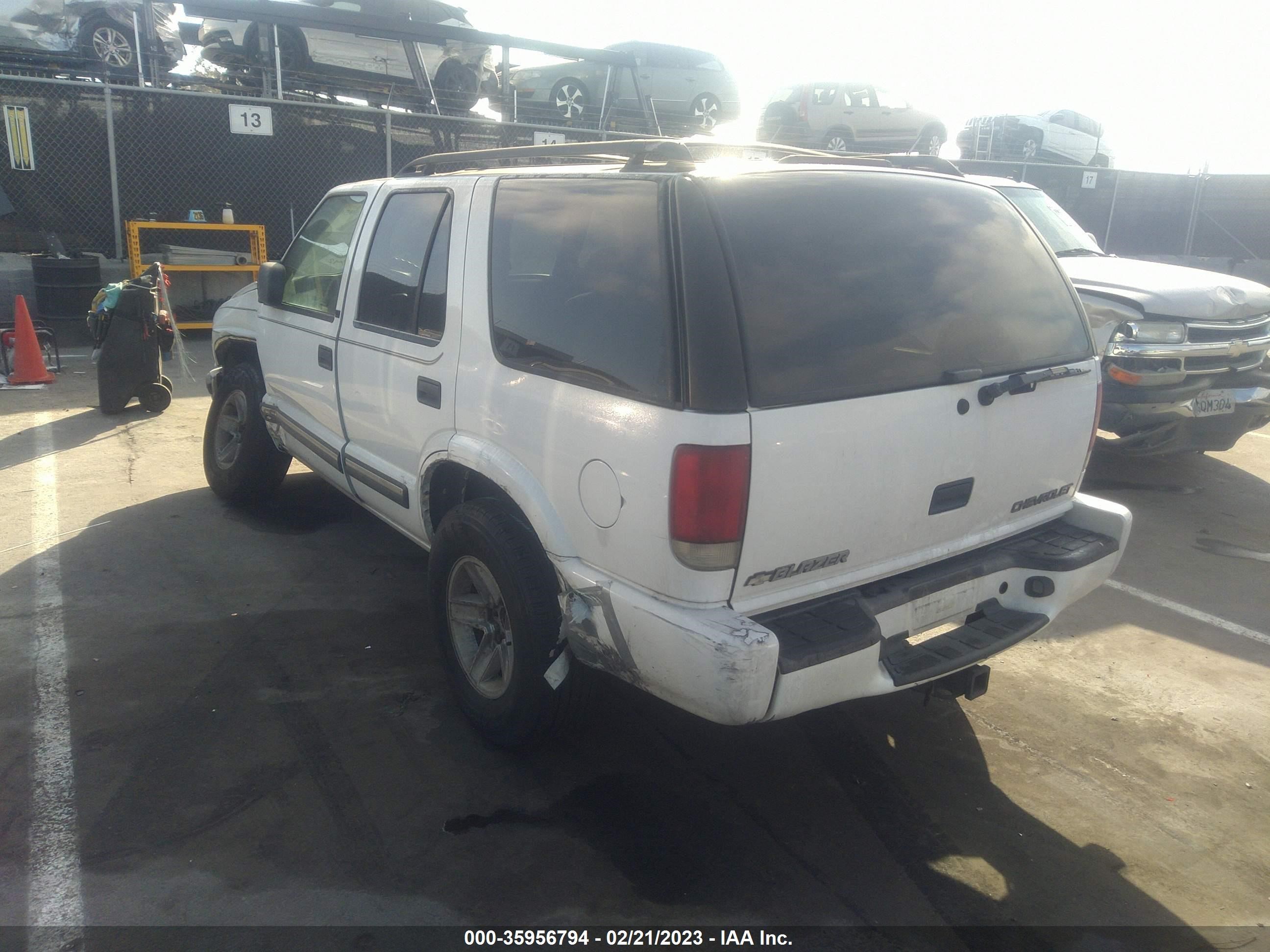 Photo 2 VIN: 1GNDT13W412224710 - CHEVROLET BLAZER 