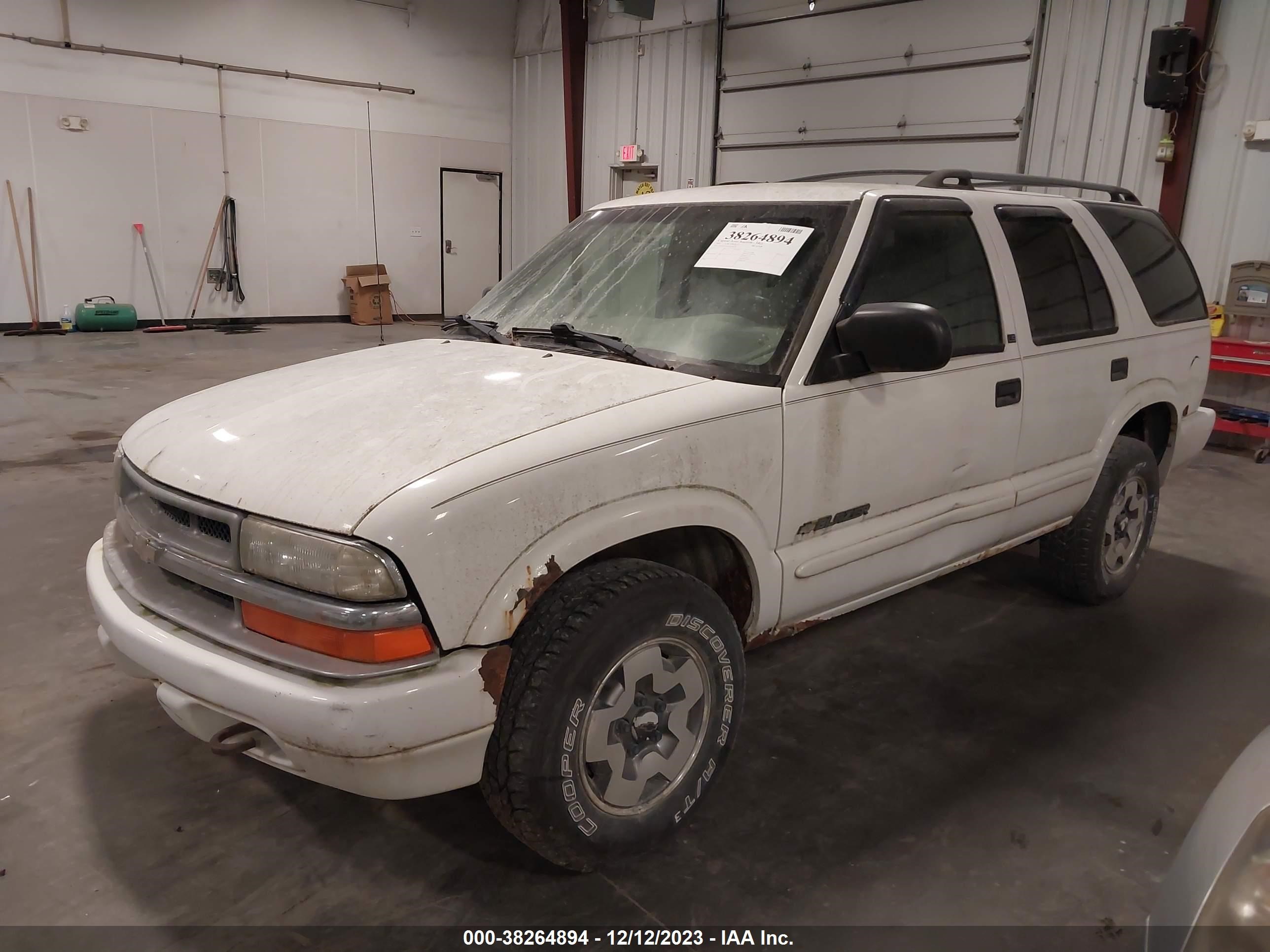 Photo 1 VIN: 1GNDT13W42K218794 - CHEVROLET BLAZER 