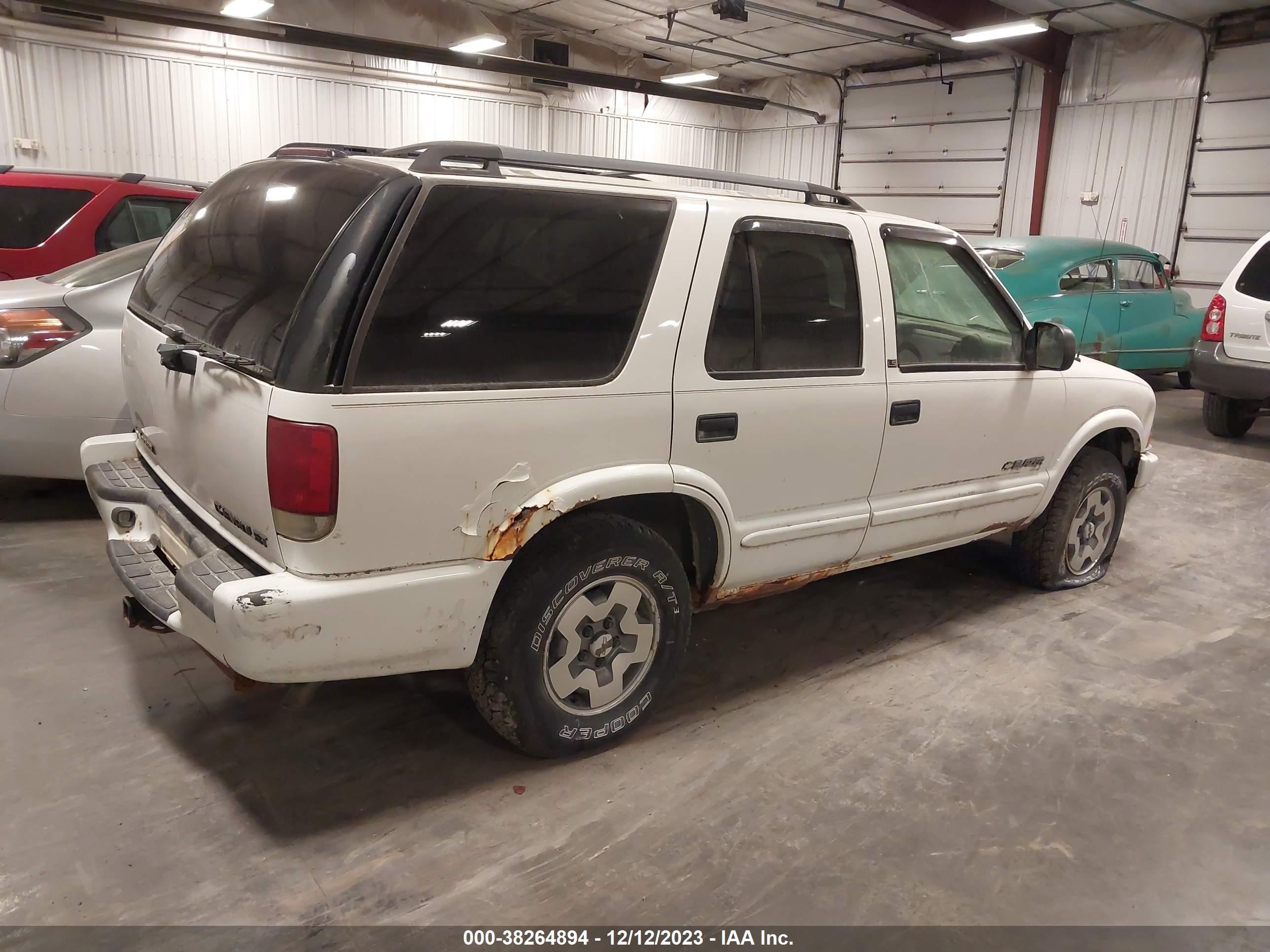 Photo 3 VIN: 1GNDT13W42K218794 - CHEVROLET BLAZER 