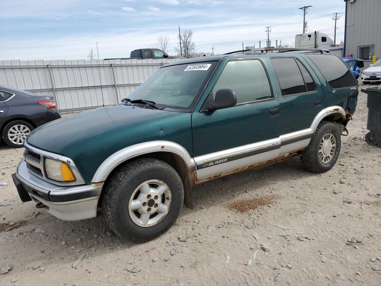 Photo 0 VIN: 1GNDT13W4V2104721 - CHEVROLET BLAZER 